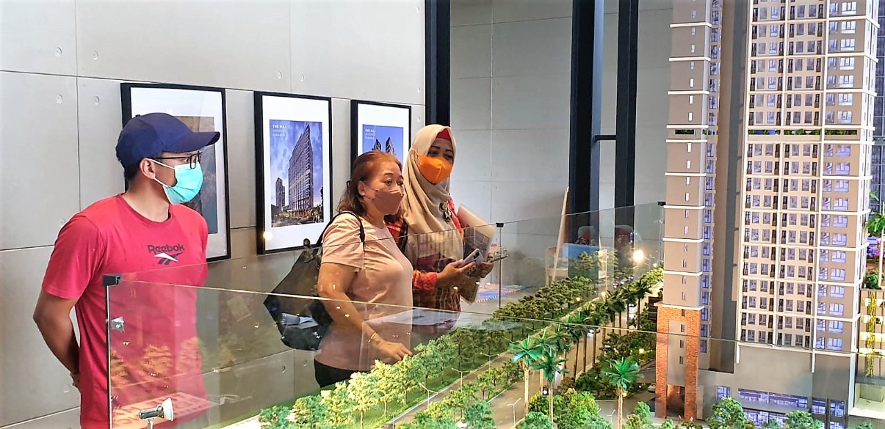Pengunjung melihat maket apartemen di kawasan Cibubur Transyogi beberapa waktu lalu