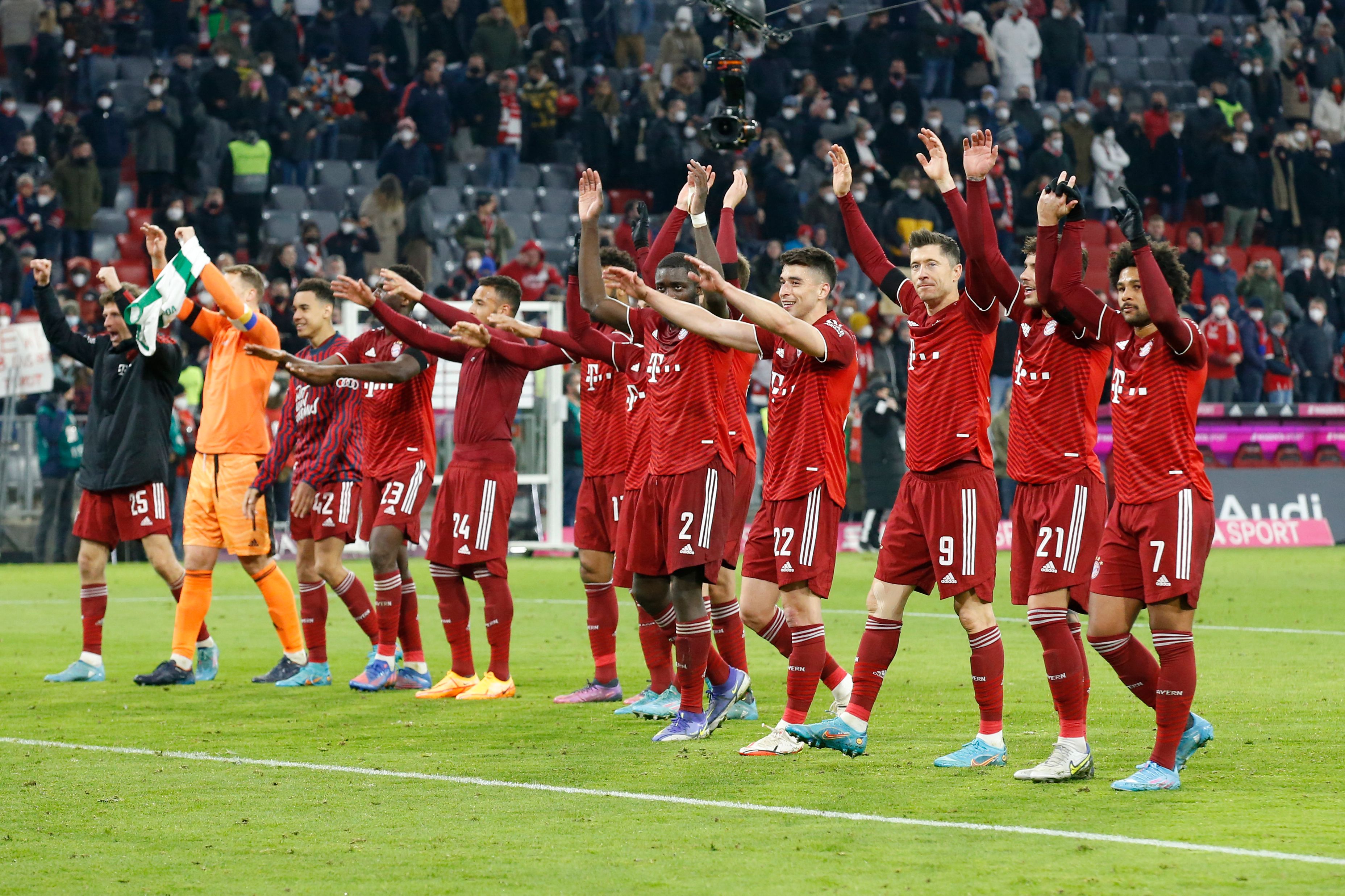 Para pemain Bayern Muenchen menyapa pendukung mereka usai mengalahkan Union Berlin di laga Bundesliga. 