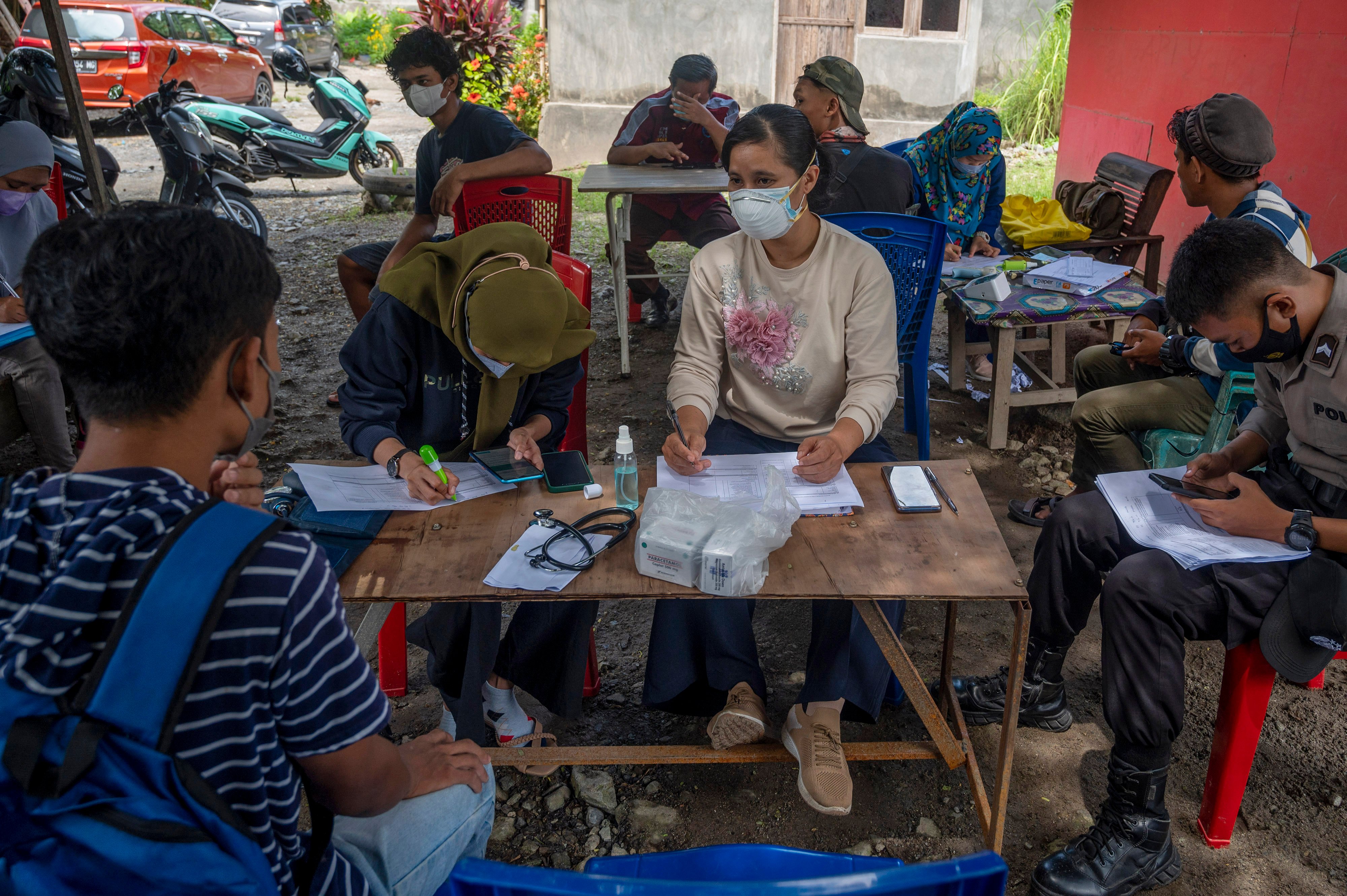 Masyarakat mengikuti vaksinasi di Sulawesi Tengah