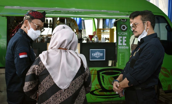  Mentan SYL dan Kepala BPPSDMP Dedi Nursyamsi (kiri) menyimak penjelasan Direktur Polbangtan Medan, Yuliana Kansrini tentang pelatihan kewir