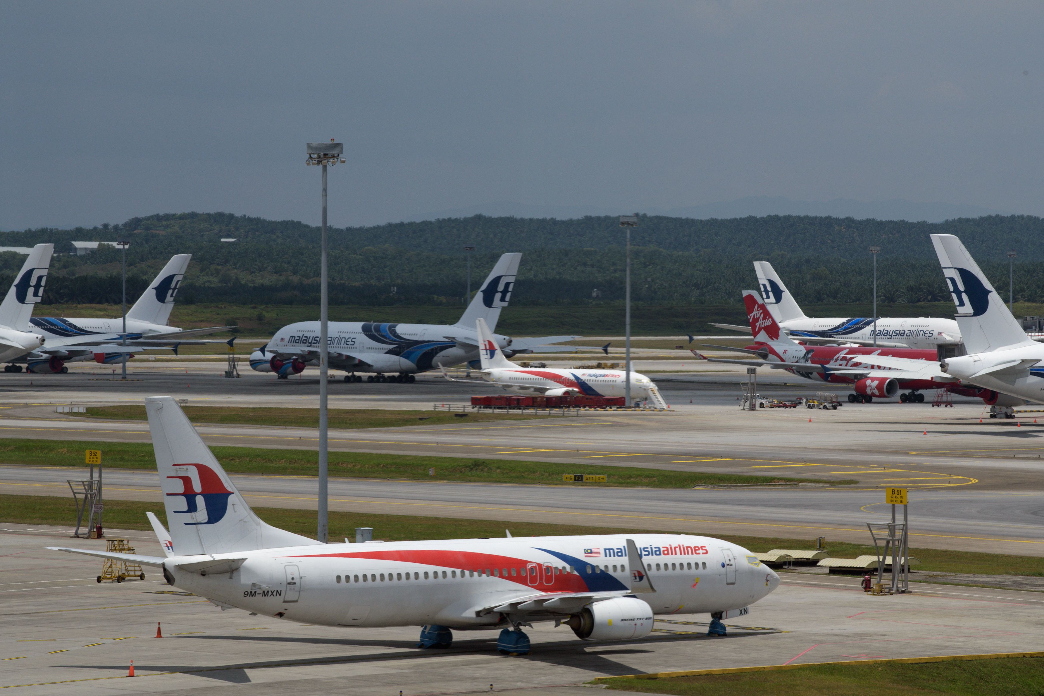 Pesawat Malaysia Airlines parkir di lapangan Bandara Internasional Kuala Lumpur, Sepang, Malaysia. 