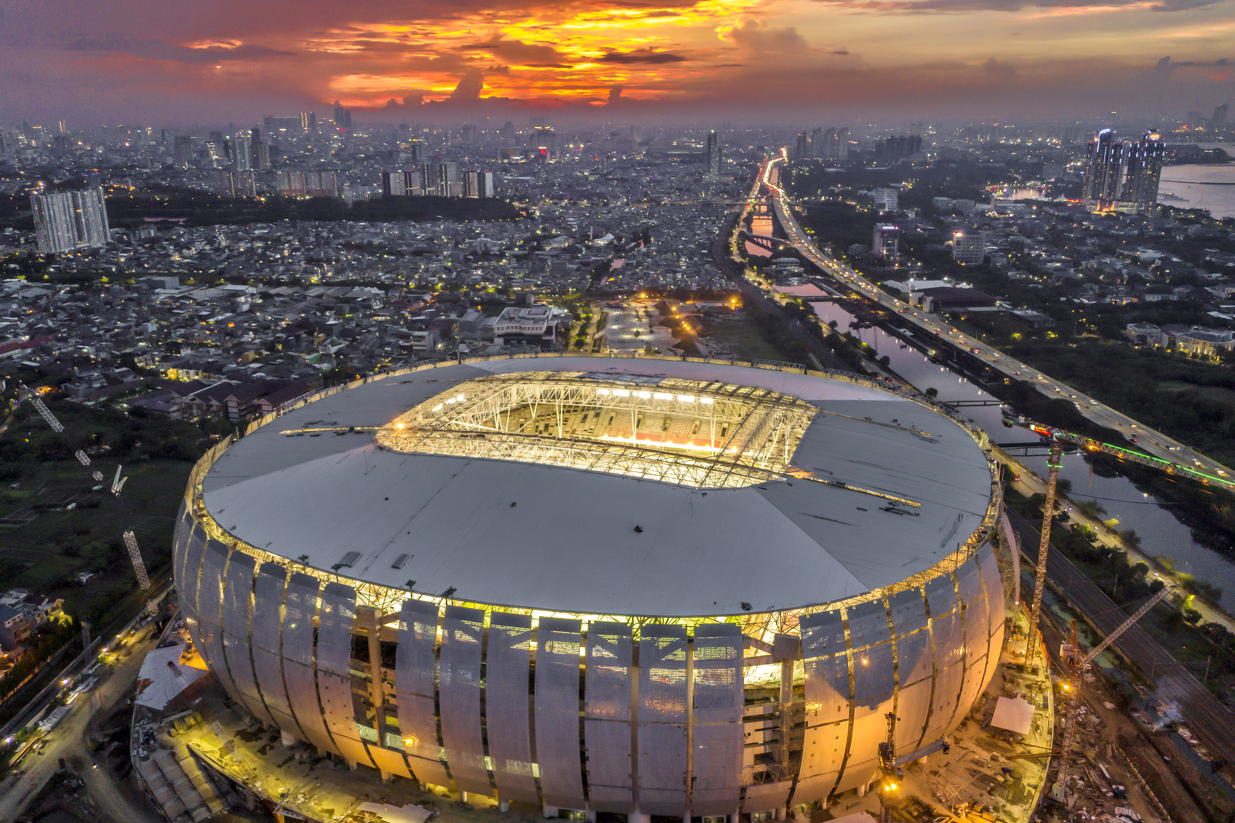 Suasana pencahayaan Jakarta International Stadium (JIS) di Tanjung Priok, Jakarta.