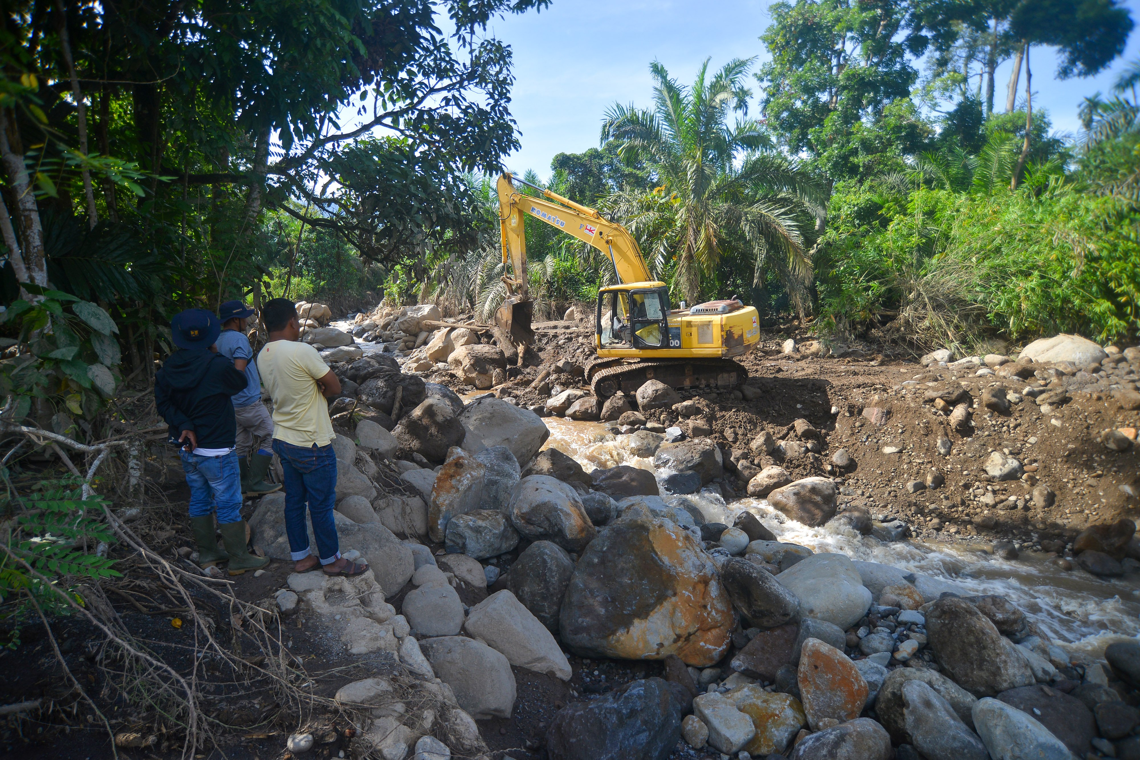 Alat berat membersihkan material longsor di Sungai Batang Nango, Nagari Kajai, Kabupaten Pasaman Barat, Sumatera Barat, Rabu (9/3/2022).