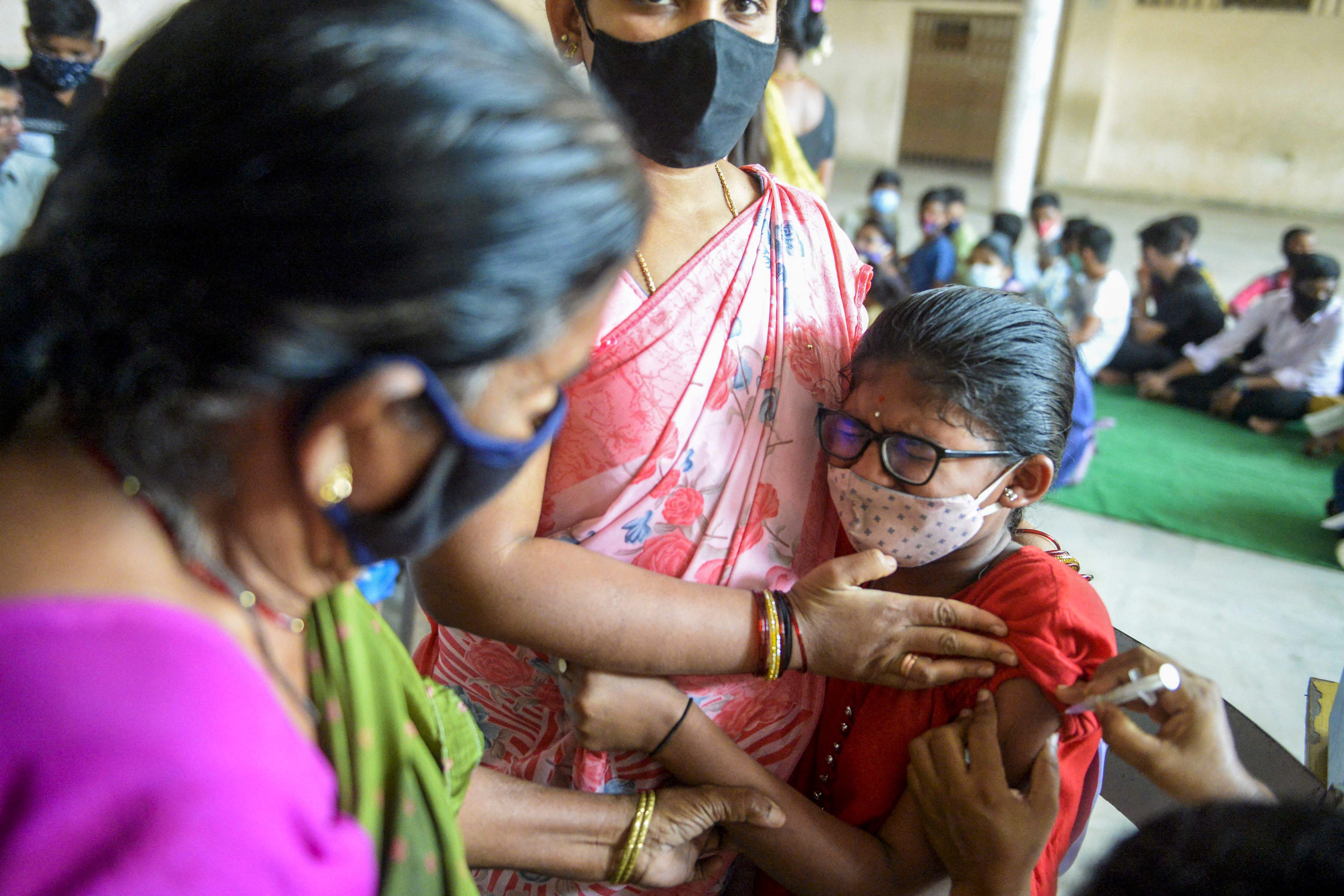 Petugas kesehatan menyuntikkan vaksin covid-19 Corbevax pada seorang anak di Hyderabad, India, Selasa (22/3/2022)
