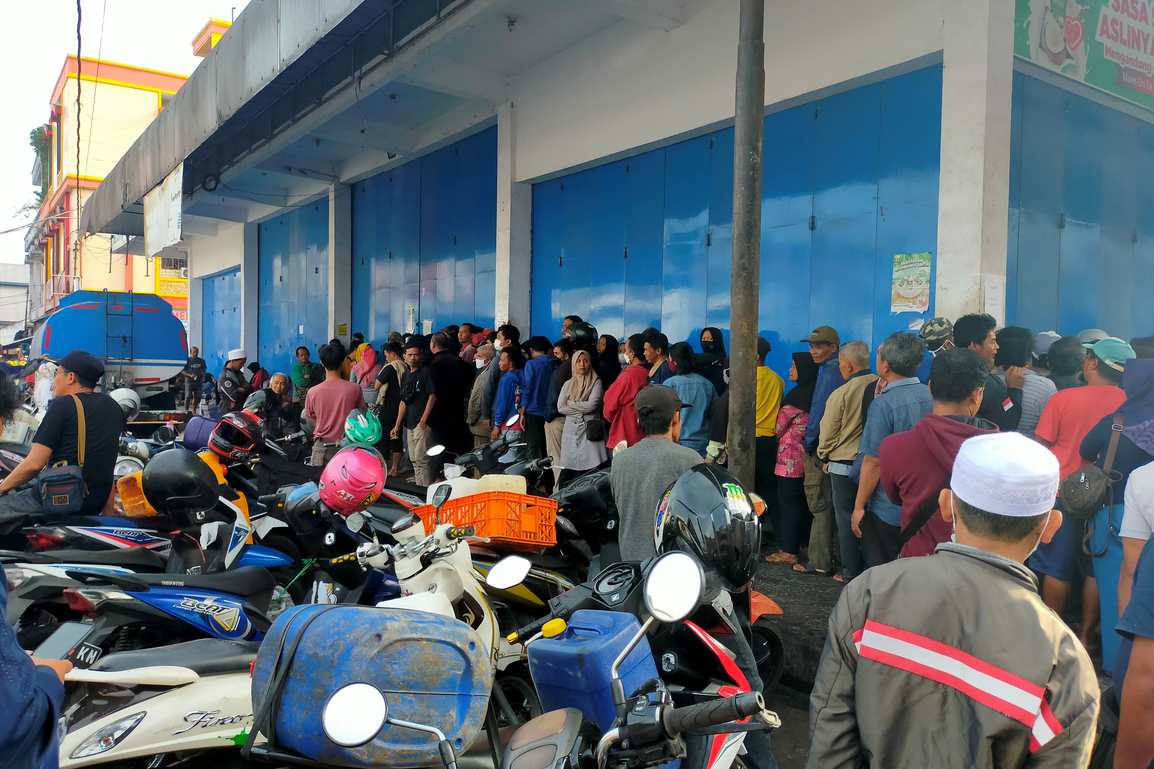 Minyak Goreng Curah Langka, Warga Antre Peroleh Kupon 20 Liter