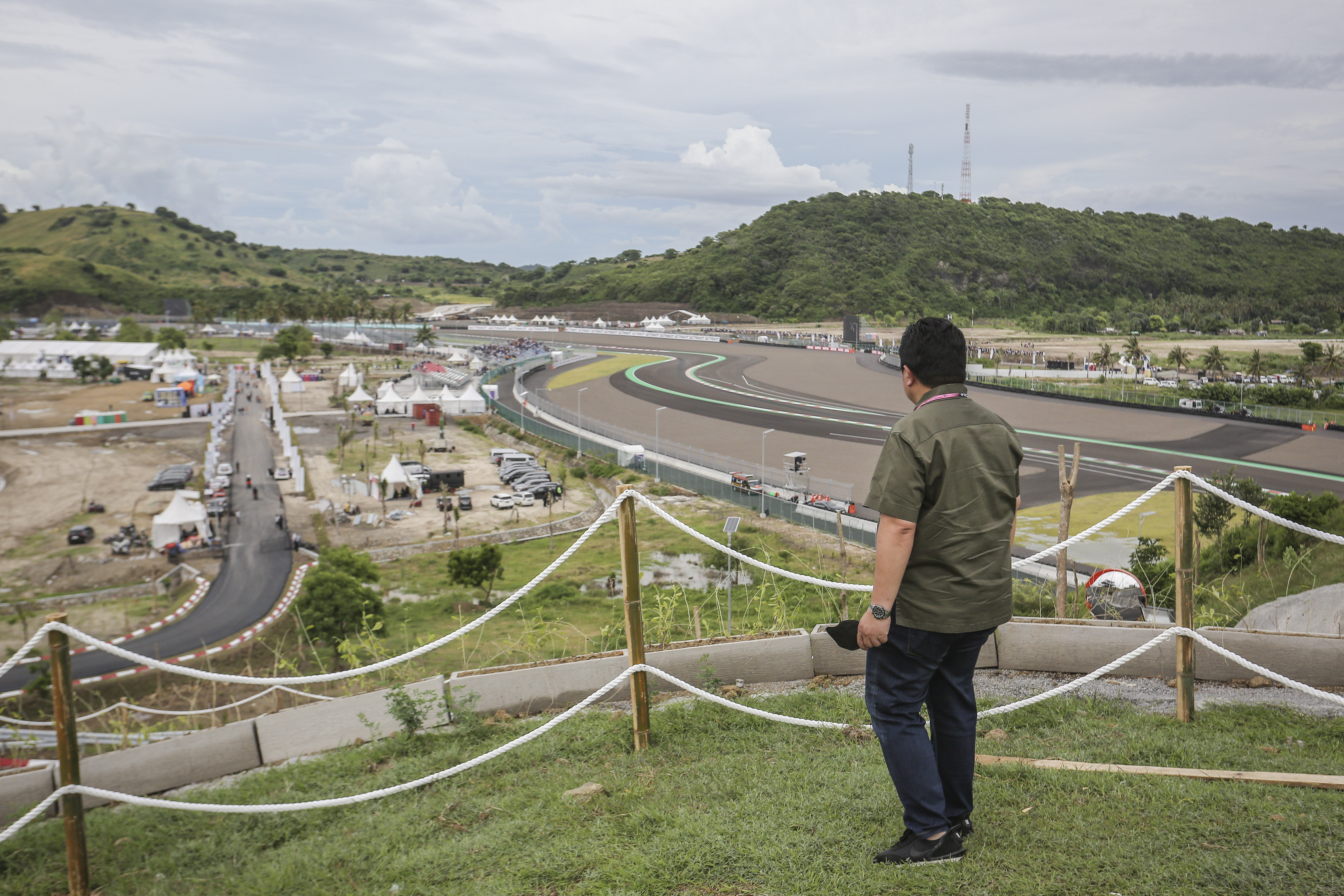 Menteri BUMN Erick Thohir saat meninjau kawasan Pertamina Mandalika International Street Circuit di Lombok Tengah, NTB, Sabtu (19/3).