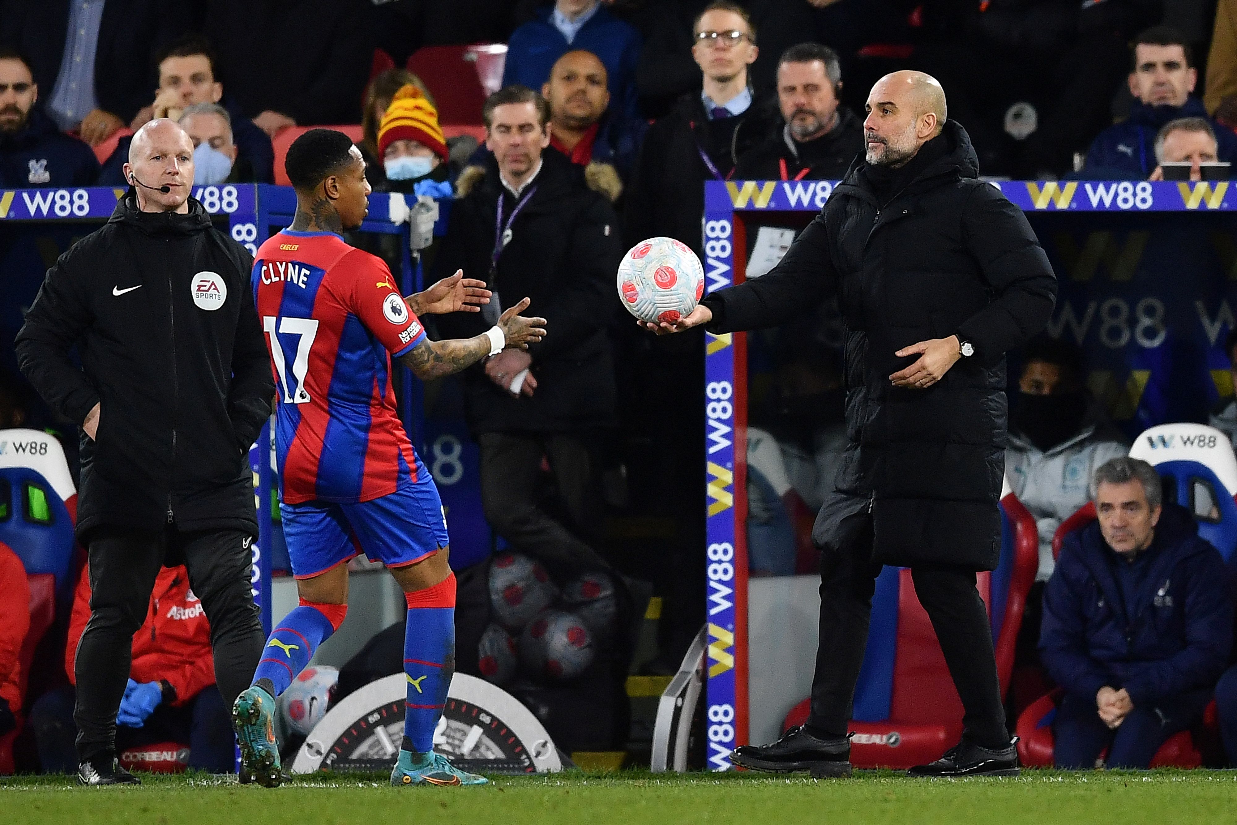 Manajer Manchester City Pep Guardiola (kanan) memberi bola kepada bek Crystal Palace Nathaniel Clyne saat laga Liga Premier. 