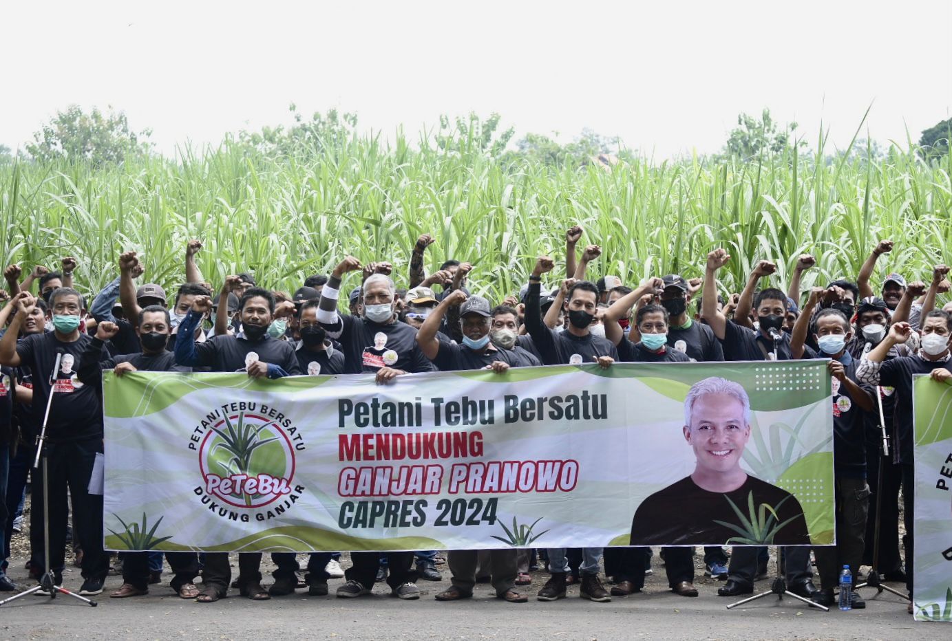 Petani tebu yang tergabung dalam Petani Tebu Bersatu se-Jawa Timur mendeklarasikan dukungan untuk Gubernur Jawa Tengah, Ganjar Pranowo 