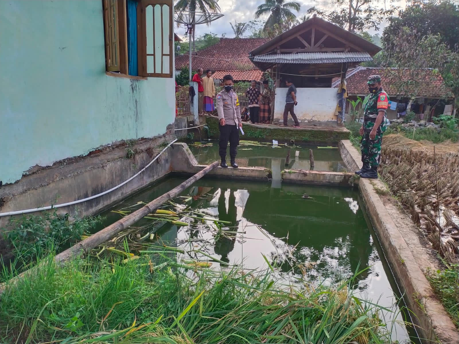 Petugas mengidentifikasi lokasi kejadian tewasnya tiga balita di kolam ikan di Desa Bojongsari, Kecamatan Gunungtanjung, Kabupaten Tasikmala