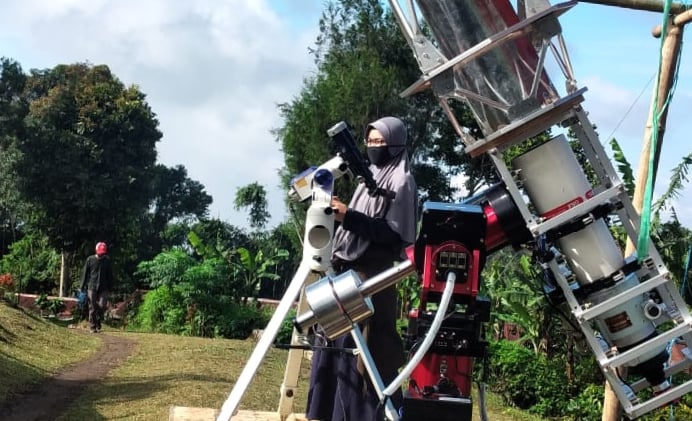 Tim peneliti Observatorium Bosscha mengamati hilal melalui teleskop di kawasan Bosscha Lembang, Bandung, tahun lalu.  