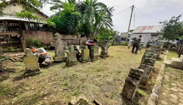Ilustrasi - Pengurus Mapesa Aceh membersihkan makam raja-raja Aceh di Gampong Pande Banda Aceh, Minggu (18/10/2020) 