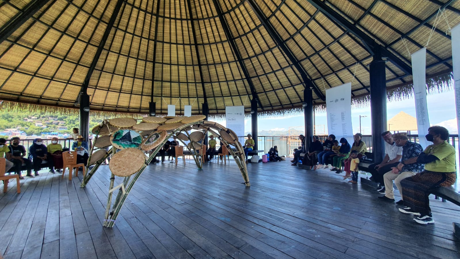 Instalasi Jama Bebea terbuat dari jala ikan yang didukung oleh susunan nyiru (alat untuk menapis beras) dengan ditopang rangka bambu.