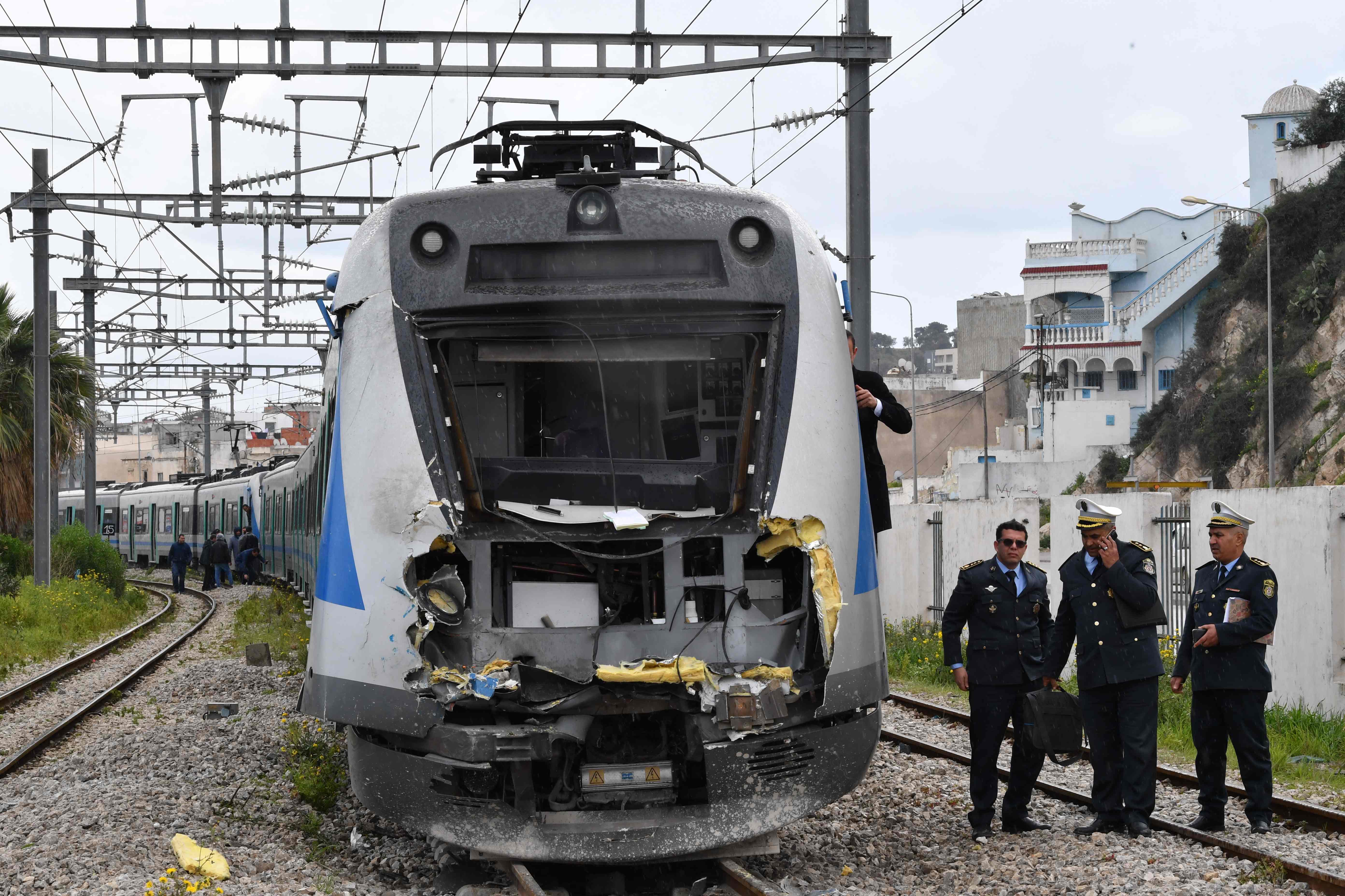 Polisi memeriksa kerusakan di sebuah lokomotif yang terlibat dalam tabrakan di Tunisia.