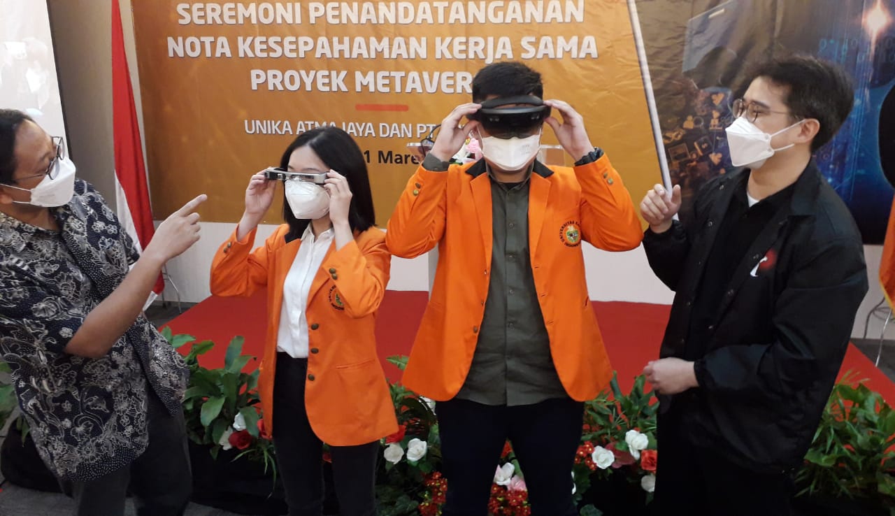 Rektor Unika Atma Jaya Agustinus Prasetyantoko (paling kiri) dan Group Chief Innovation Officer dan Co Founder WIR Group, Jeffrey Budiman