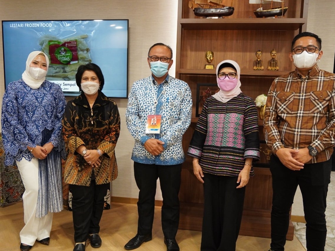 Titis Indah Wahyu (kiri) bersama Kartika Candra Negara (tengah) beserta jajaran BPOM dan Indonesia saat melakukan kunjungan ke Dubai. 