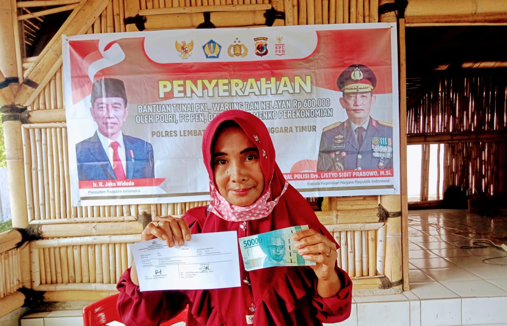 Warga, seorang PKL, menerima bantuan tunai dari pemerintah yang disalurkan Lewat Polres Lembata, Nusa Tenggara Timur
