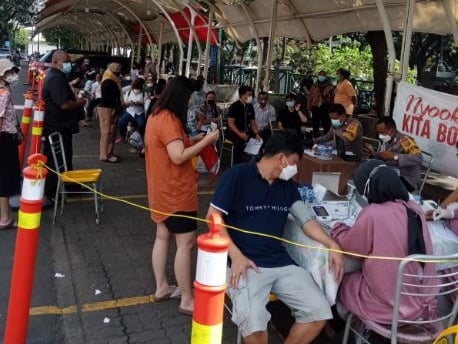 Sentra vaksinasi Pasar Modern BSD menyediakan 300 dosis vaksin per hari dengan merek AstraZeneca dan Pfizer. 