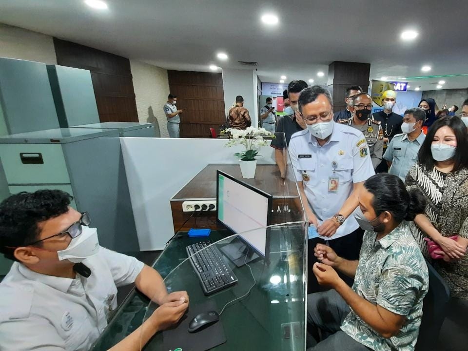 Wali Kota Jakpus Dhany Sukma bersama pimpinan Ditlantas dan Sinar Mas Land melihat kegiatan di Pusat Pelayanan Publik ITC Cempaka Mas.