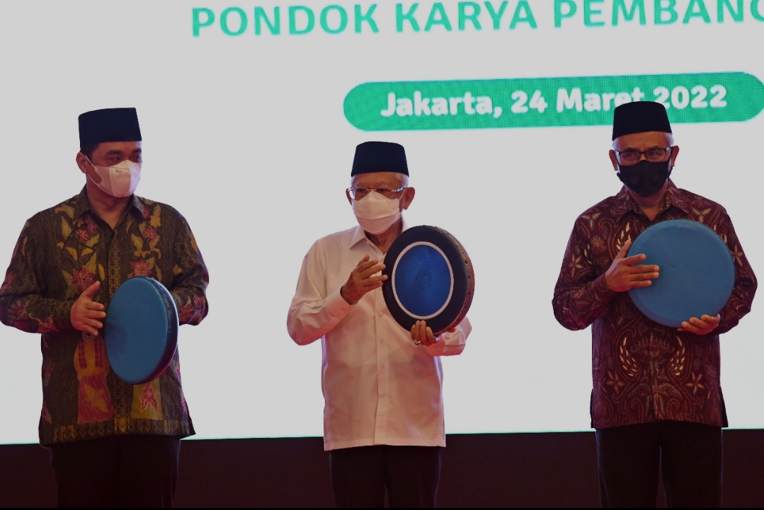 Wakil Gubernur DKI Jakarta Ahmad Riza Patria (kiri) di Ciracas, Jakarta, Kamis (24/3/2022).