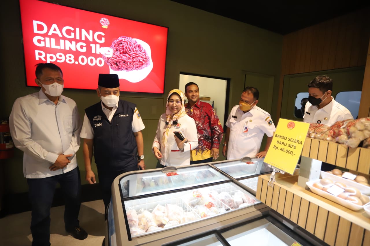 Ketua KADIn DKi Jakarta Diana Dewi membuka gerai Toko Daging Nusantara di Jakarta Barat