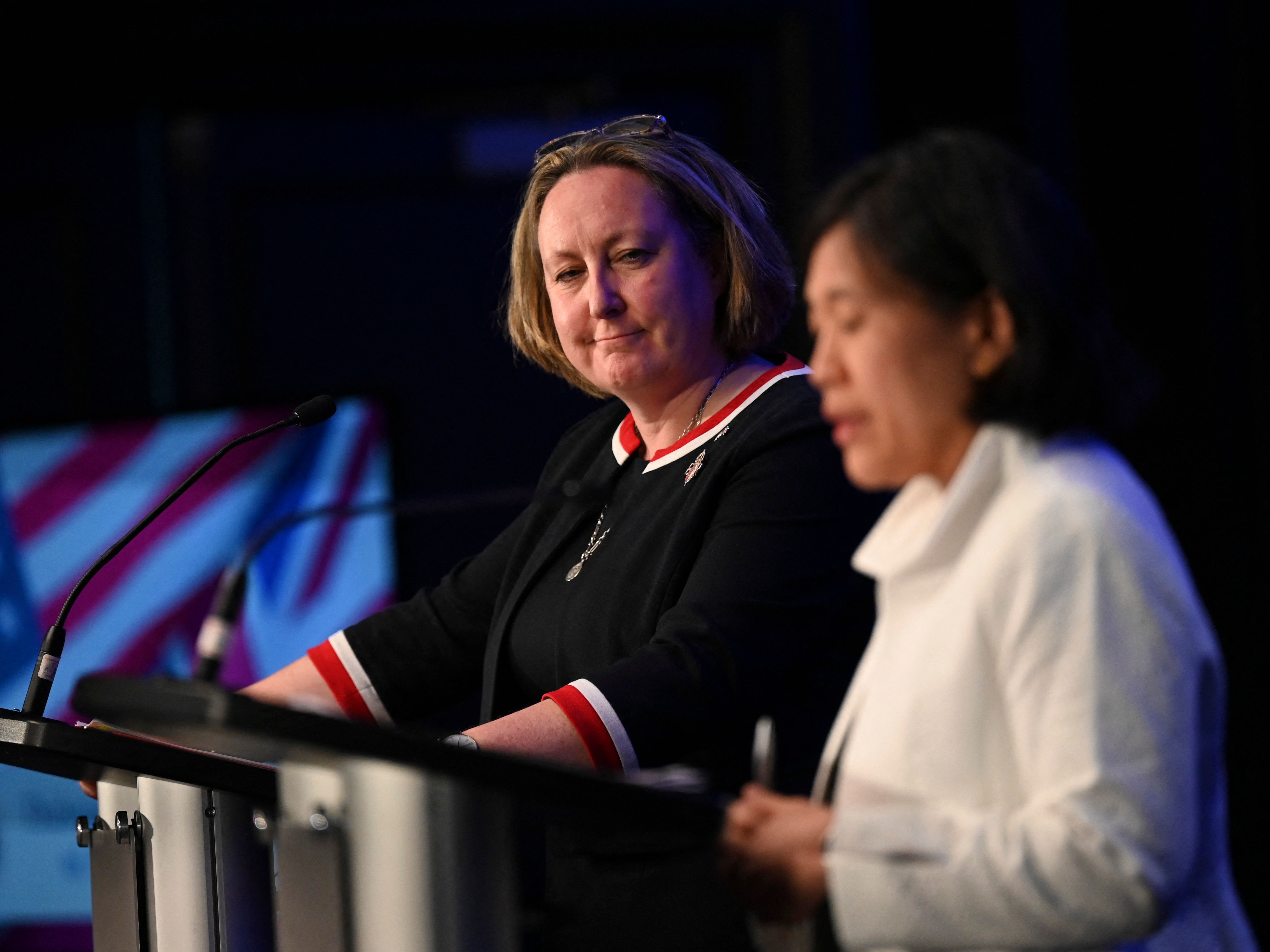 Perwakilan Dagang AS Katherine Tai (kanan) dan Menteri Luar Negeri Inggris untuk Perdagangan Internasional Anne-Marie Trevelyan (kiri).