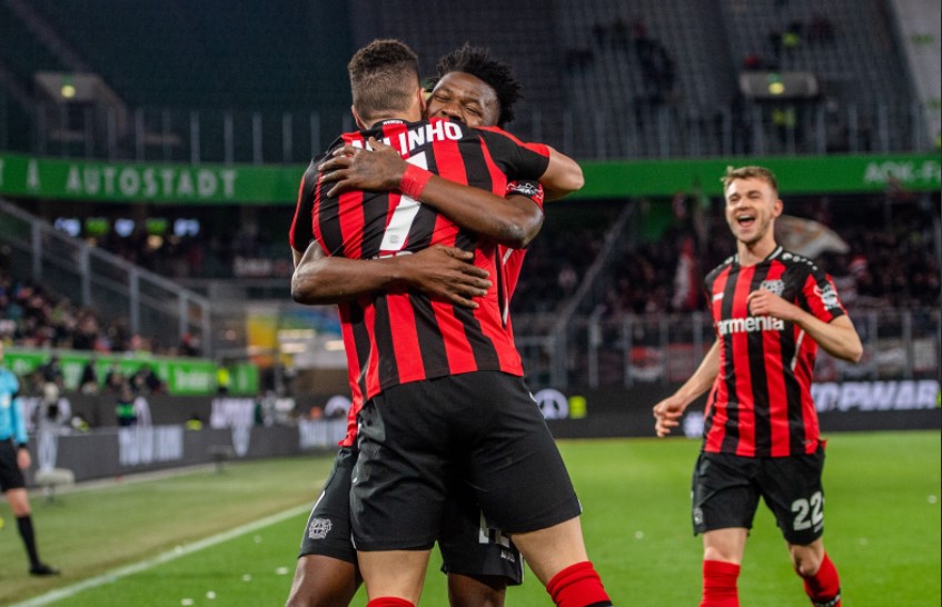 Pemain Bayer Leverkusen melakukan selebrasi usai mencetak gol ke gawang Wolfsburg di laga Bundesliga.