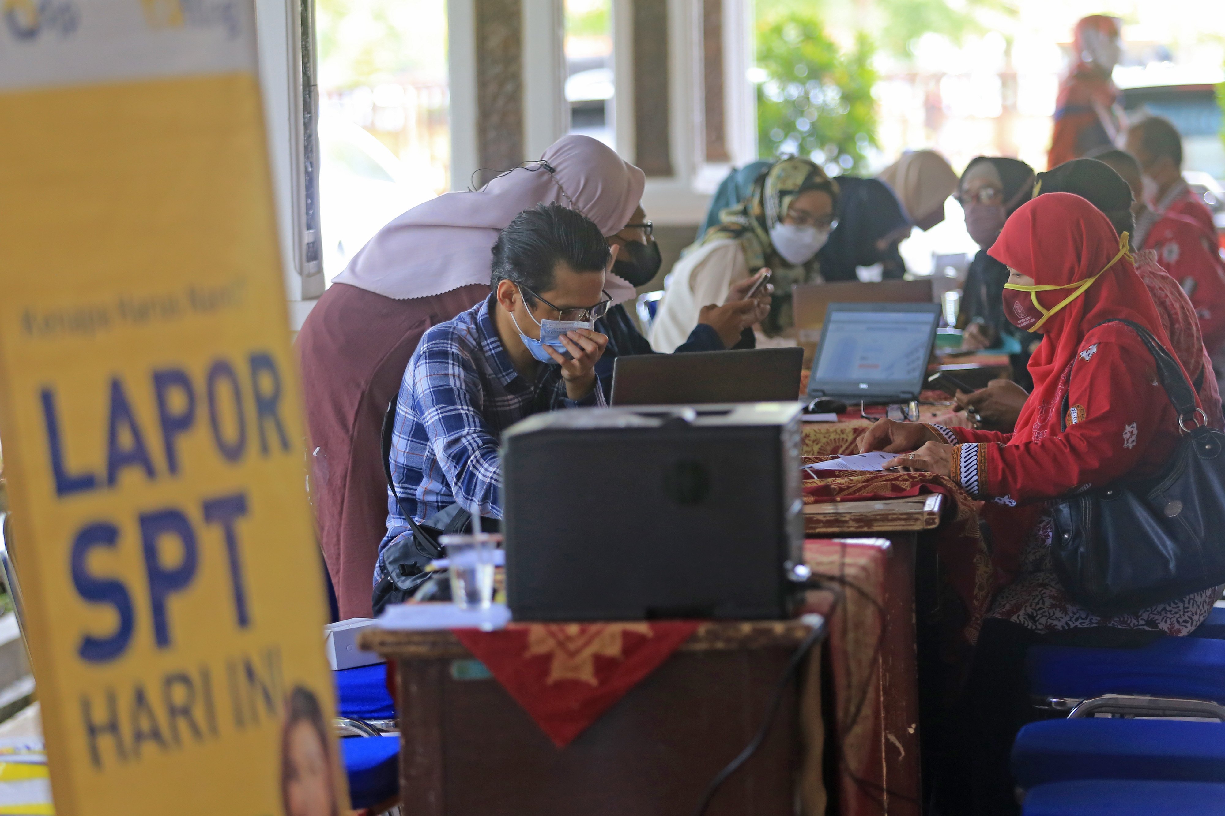 Sejumlah Aparatur Sipil Negara (ASN) melaporkan Surat Pemberitahuan (SPT) Tahunan Pajak 2021.