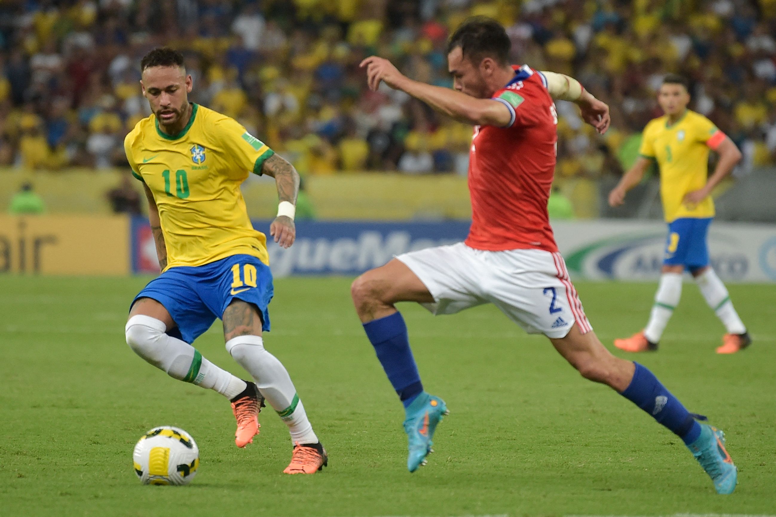 Pemain Brasil Neymar (kiri) berebut bola dengan Pemain Cile Gabriel Suazo (kanan)