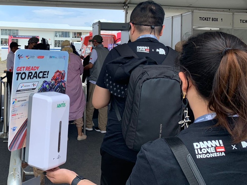 Untuk mendukung protokol kesehatan cegah penularan covid-19 di seputar Sirkuit Mandalika, Enesis menempatkan hand sanitizer. 