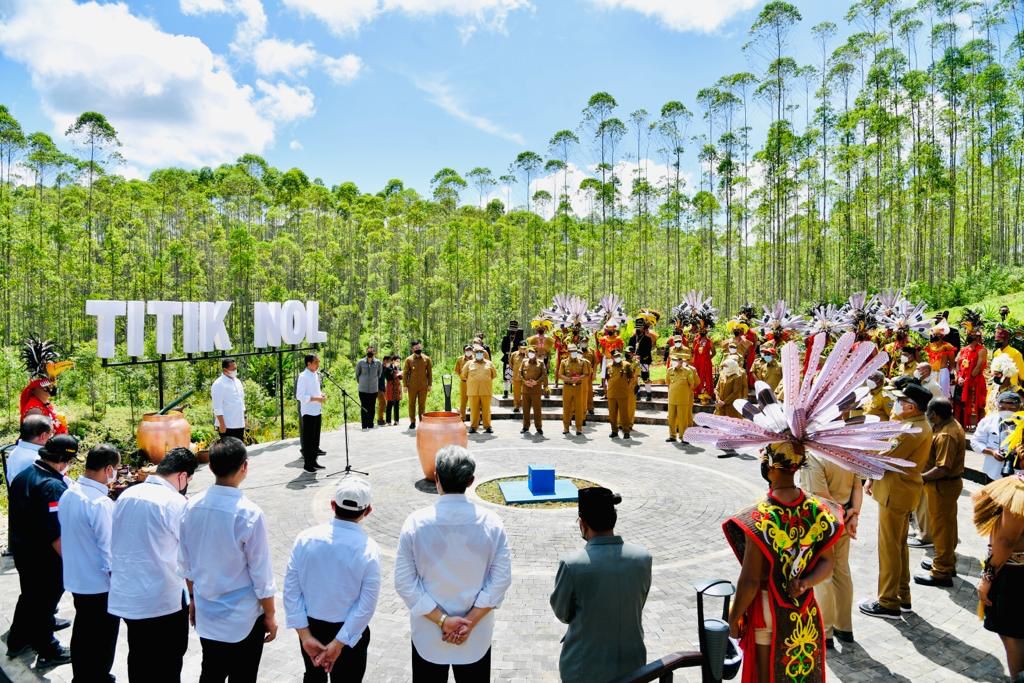 Presiden RI Jokowi menanam tanaman endemik Indonesia di Titik Nol Ibu Kota Nusantara Kalimantan Timur, Senin (14/3). 