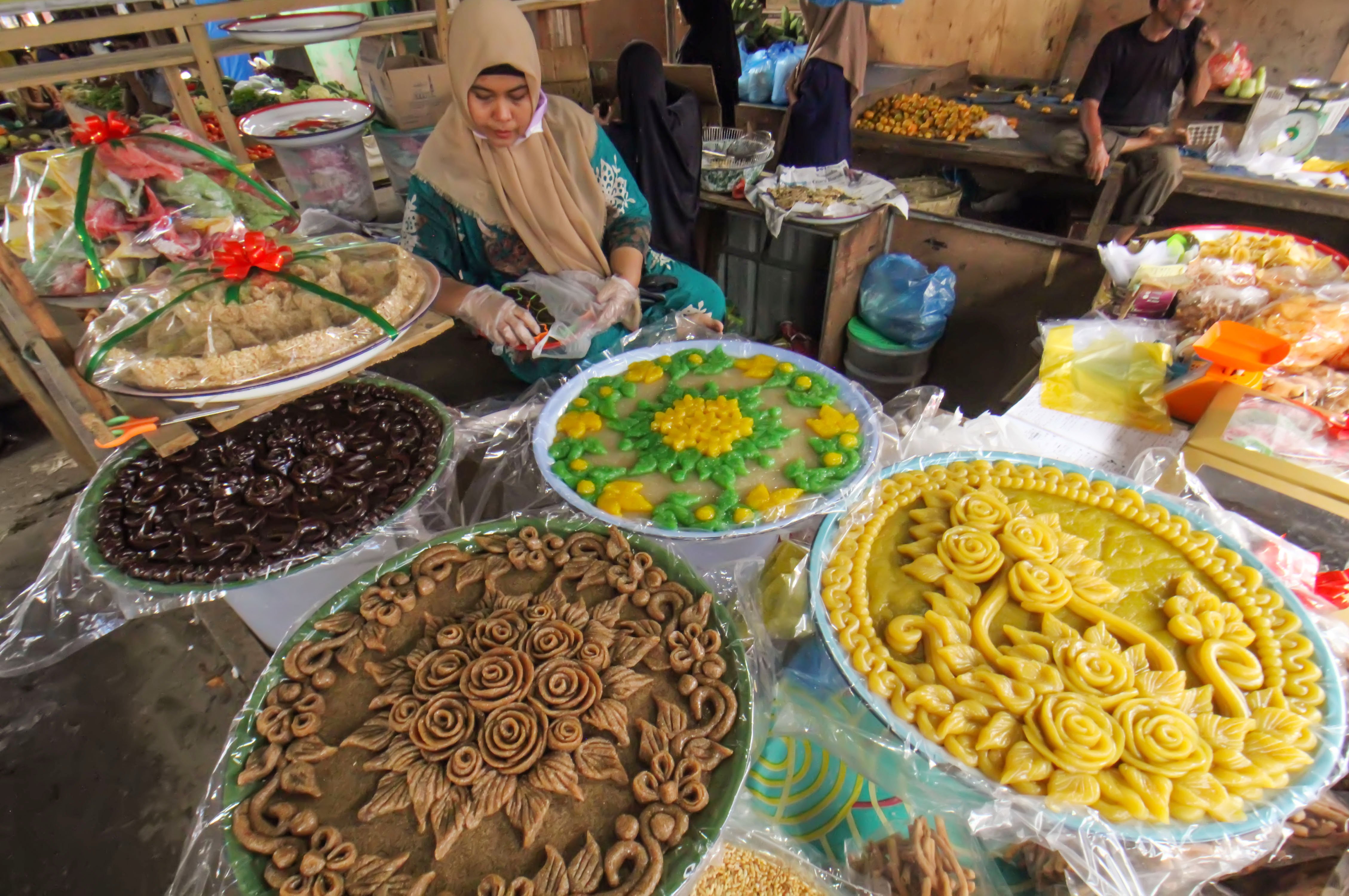 Pelaku UMKM penjaja kue traisional di Desa Tumpok Teungoh, Lhokseumawe, Aceh, 