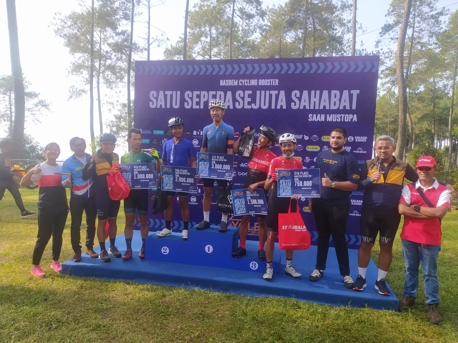 Para atlet peserta NasDem Cycling Booster berfoto bersama di titik akhir lomba