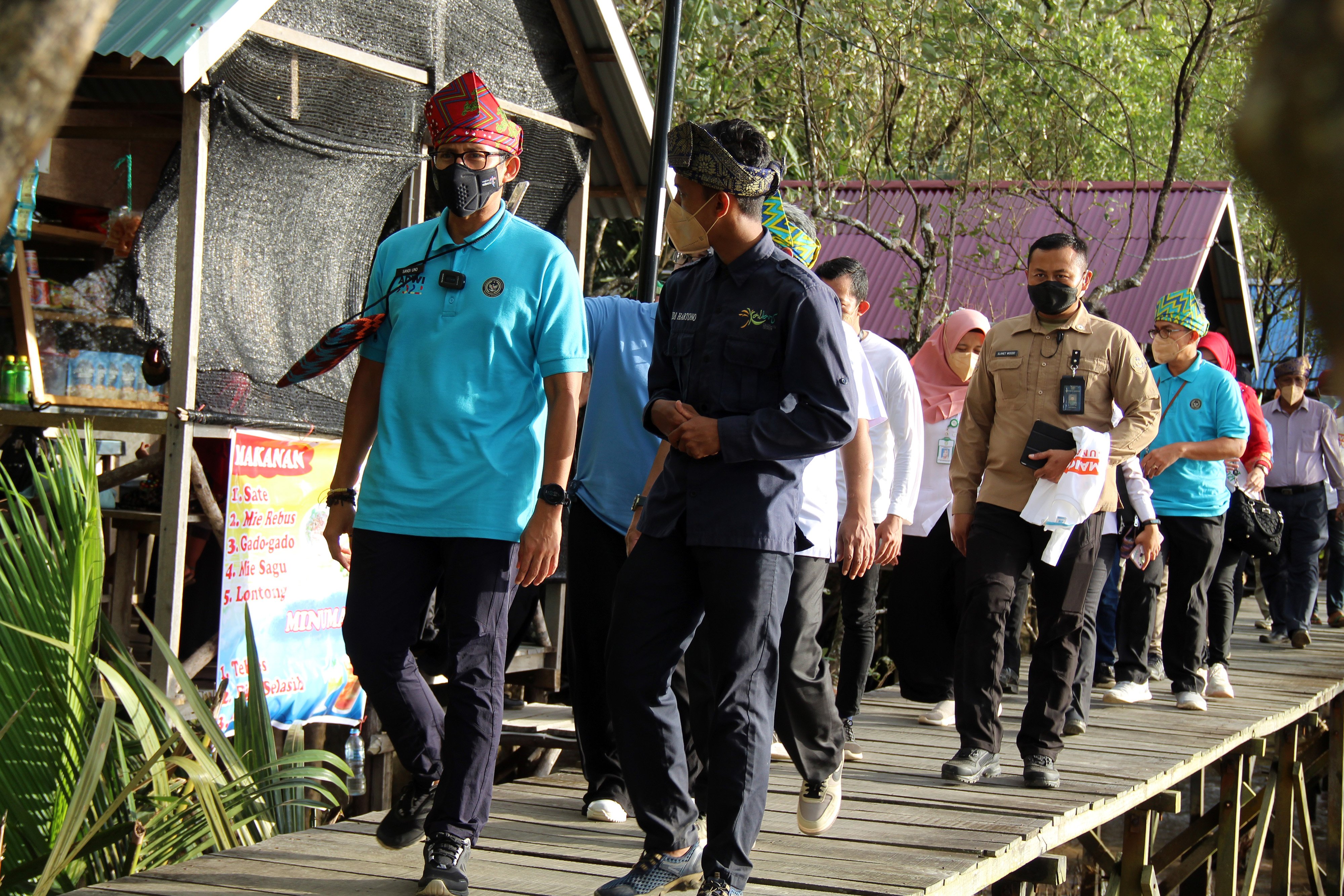 Menparekraf Sandiaga Salahuddin Uno (kiri) meninjau hutan mangrove di destinasi wisata di Desa Sungai Kupah, Kec.Sungai Kakap, Kabupaten Kub