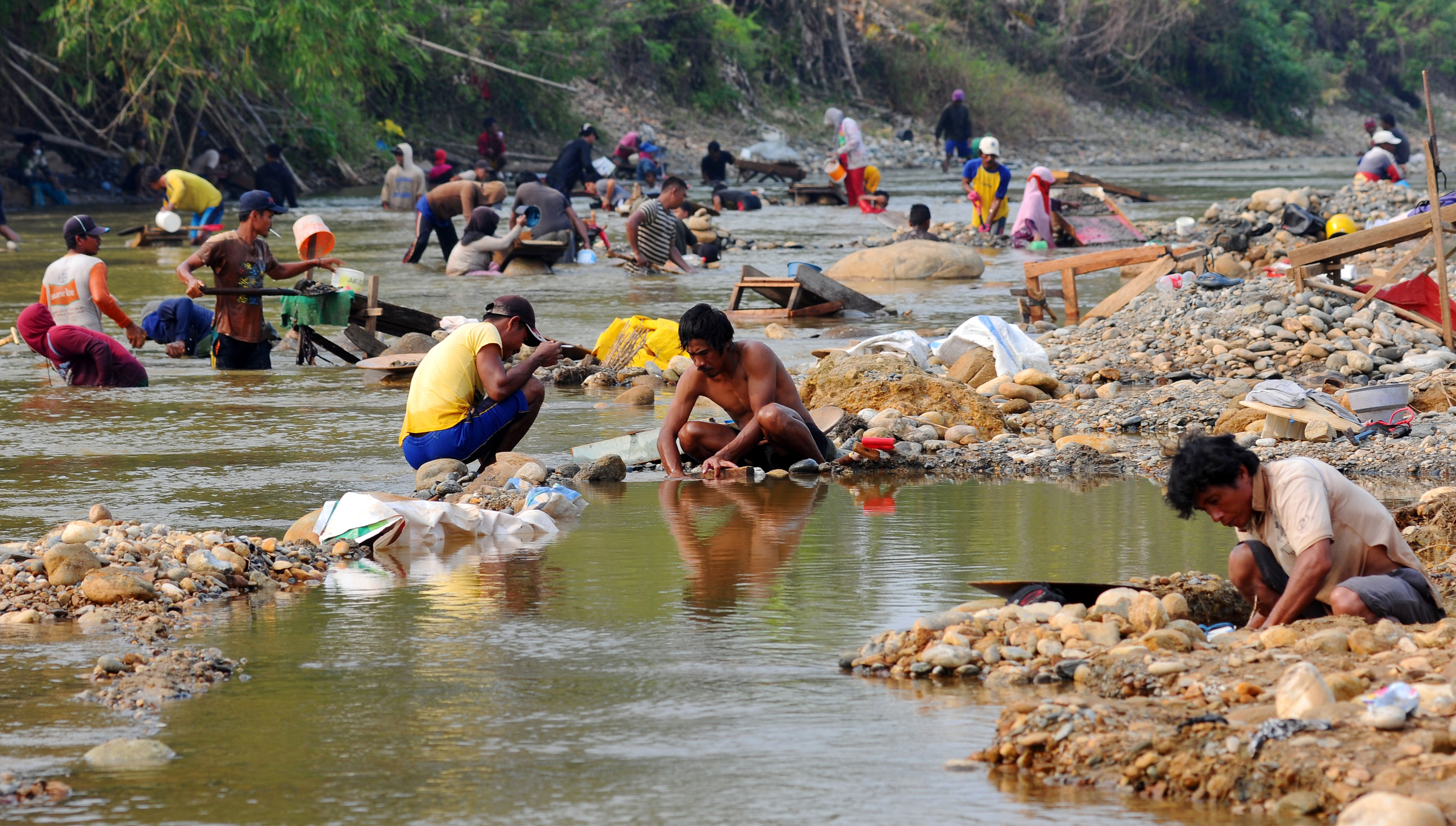 Sejumlah warga mendulang emas di Bendungan sungai di Desa Taliabo, Kecamatan Sausu, Kabupaten Parigi Moutong, Sulawesi Tengah.