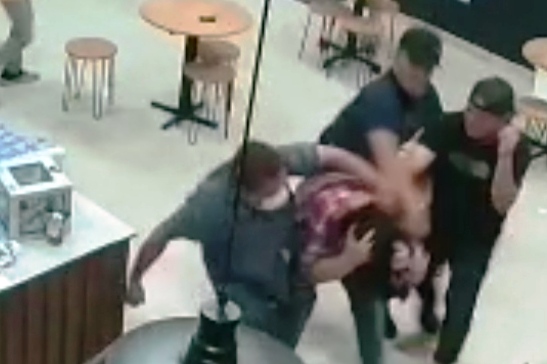 Tangkapan layar rekaman video CCTV penganiayaan seorang jurnalis di Kabupaten Mandailing Natal, Sumatra Utara pada Jumat (4/3) malam.