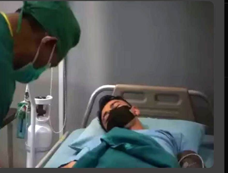 Raffi Ahmad melakukan tindakan endoskopi untuk atasi saraf kejepit di Klinik Pusat Nyeri Saraf dan Tulang Belakang.