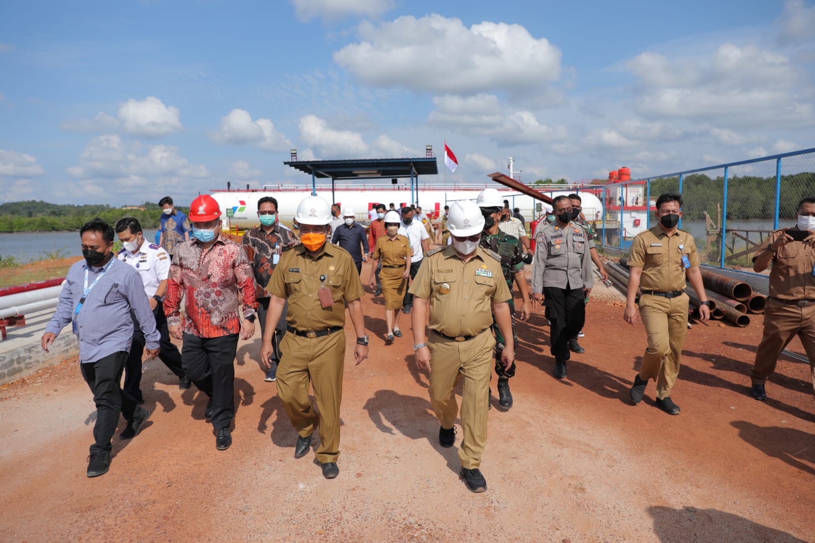 Gubernur Kepulauan Bangka Belitung (Babel) Erzaldi Rosman meresmikan SPPBE PT Bukit Intan Sejahtera Sentosa di Belitung, Selasa (29/3). 
