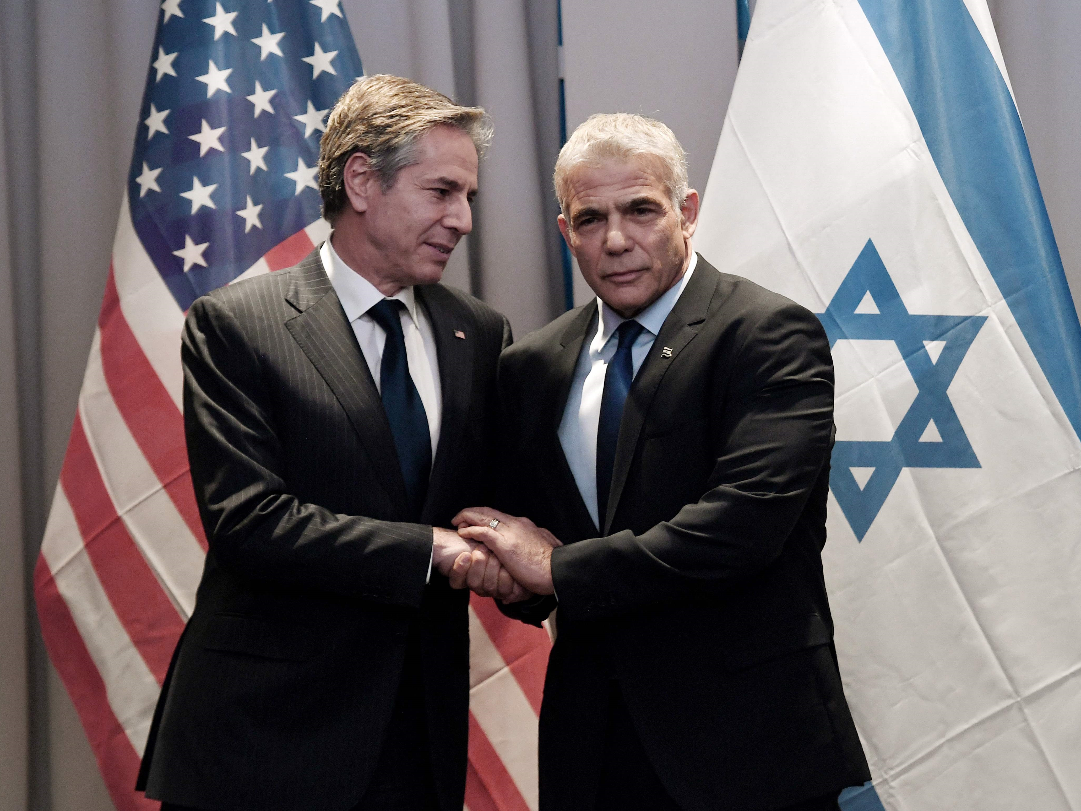 Menteri Luar Negeri AS Antony Blinken (kiri) bertemu dengan Menteri Luar Negeri Israel Yair Lapid di Riga, Latvia pada 7 Maret 2022.