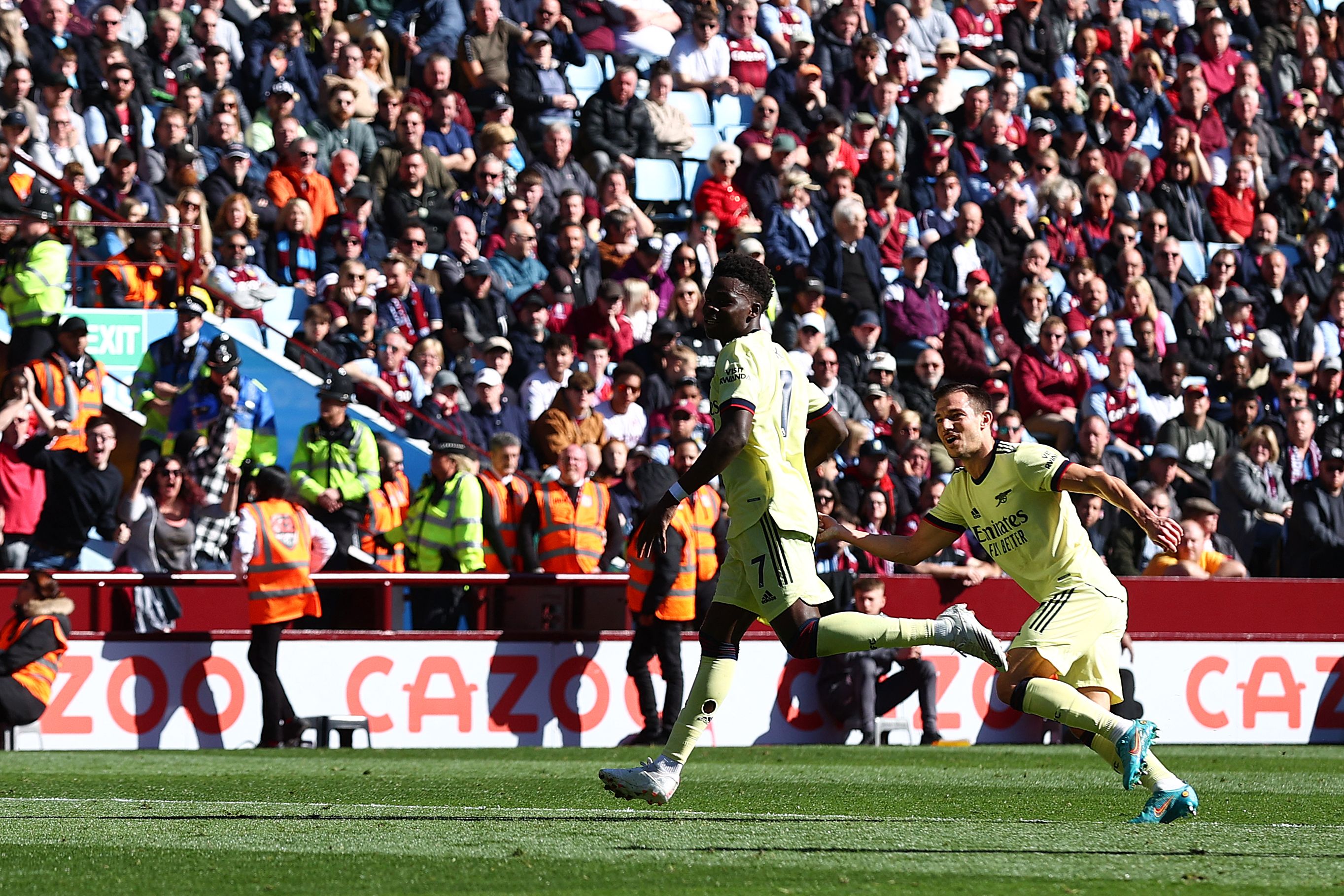 Gelandang Arsenal Bukayo Saka melakukan selebrasi usai mencetak gol ke gawang Aston Villa di laga Liga Primer Inggris.  