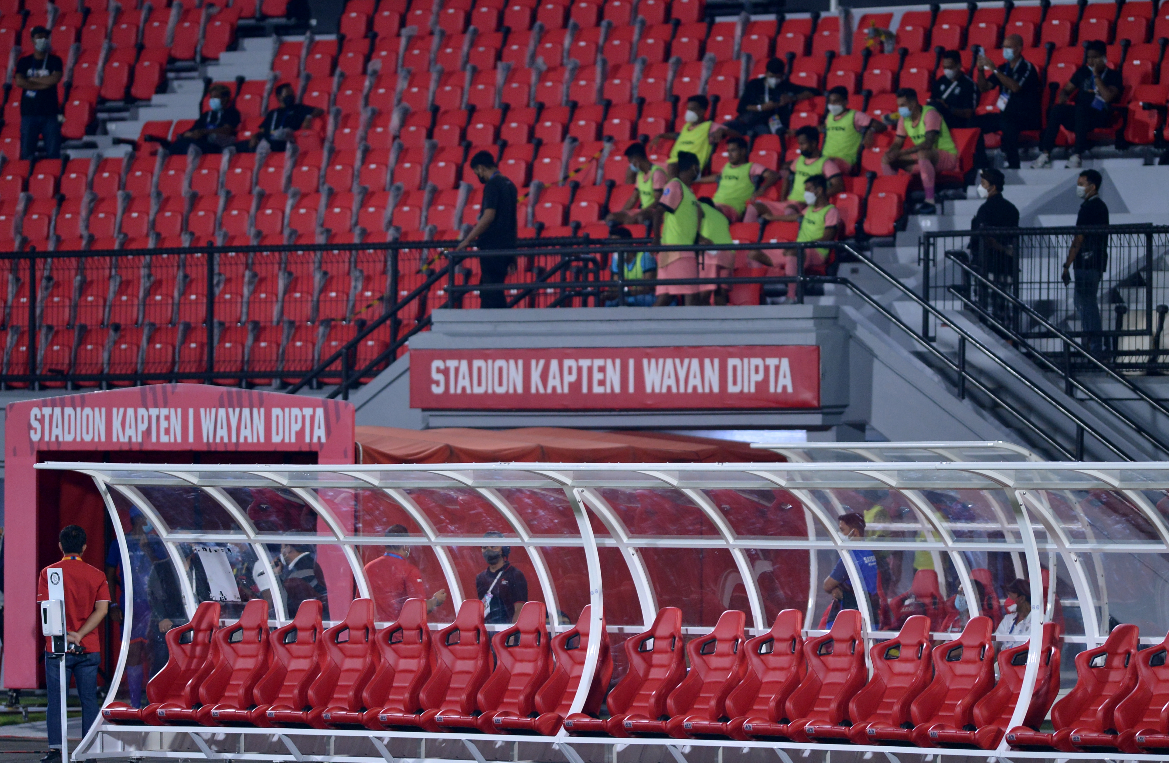 Kursi tim Persipura kosong saat pertandingan Liga 1 melawan Madura United di Stadion Kapten I Wayan Dipta, Gianyar, Bali, Senin (21/2).
