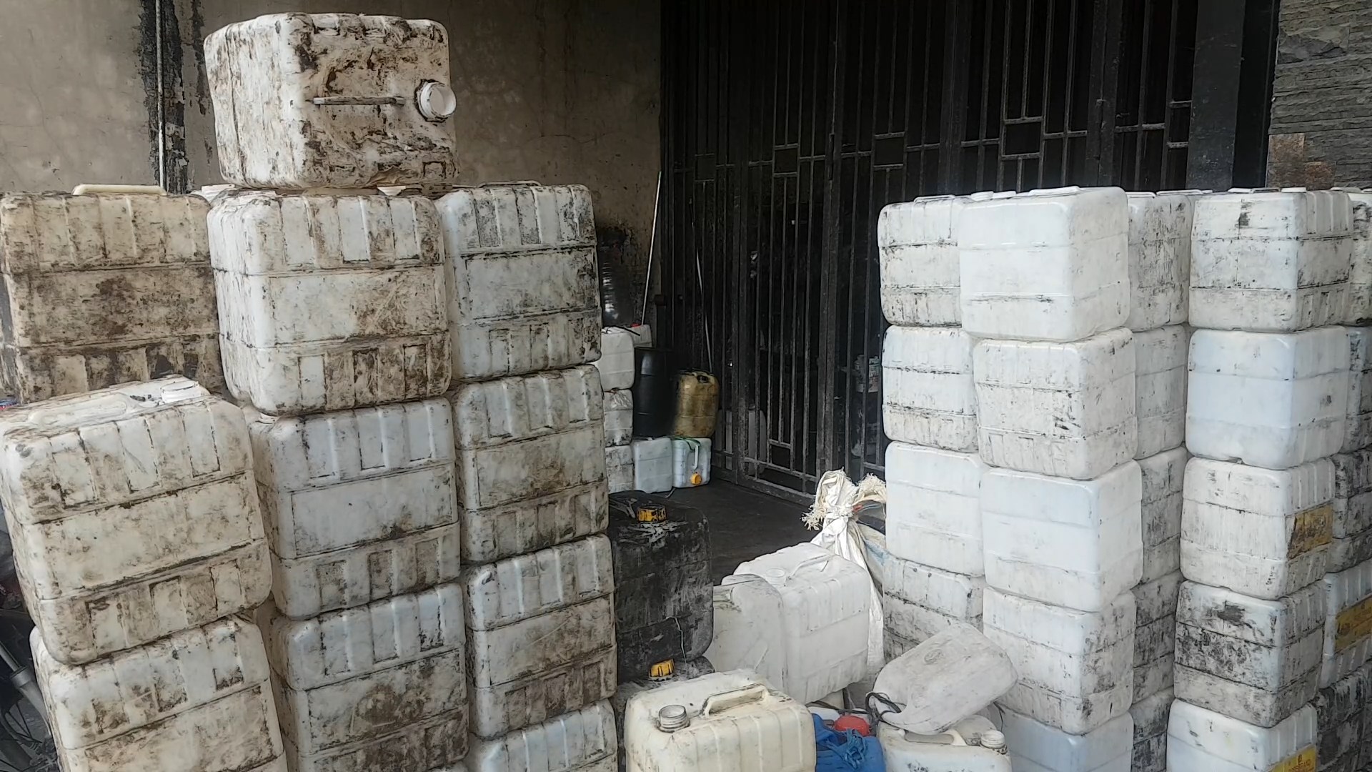 Tumpukan jeriken warga mengantri di salah satu tokokelontong di Kelurahan Wergu Wetan, Kecamatan Kota, Kudus, hari ini.