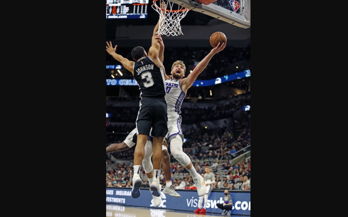 Center Sacramento Kings Domantas Sabonis (kanan) berusaha melakukan lay-up