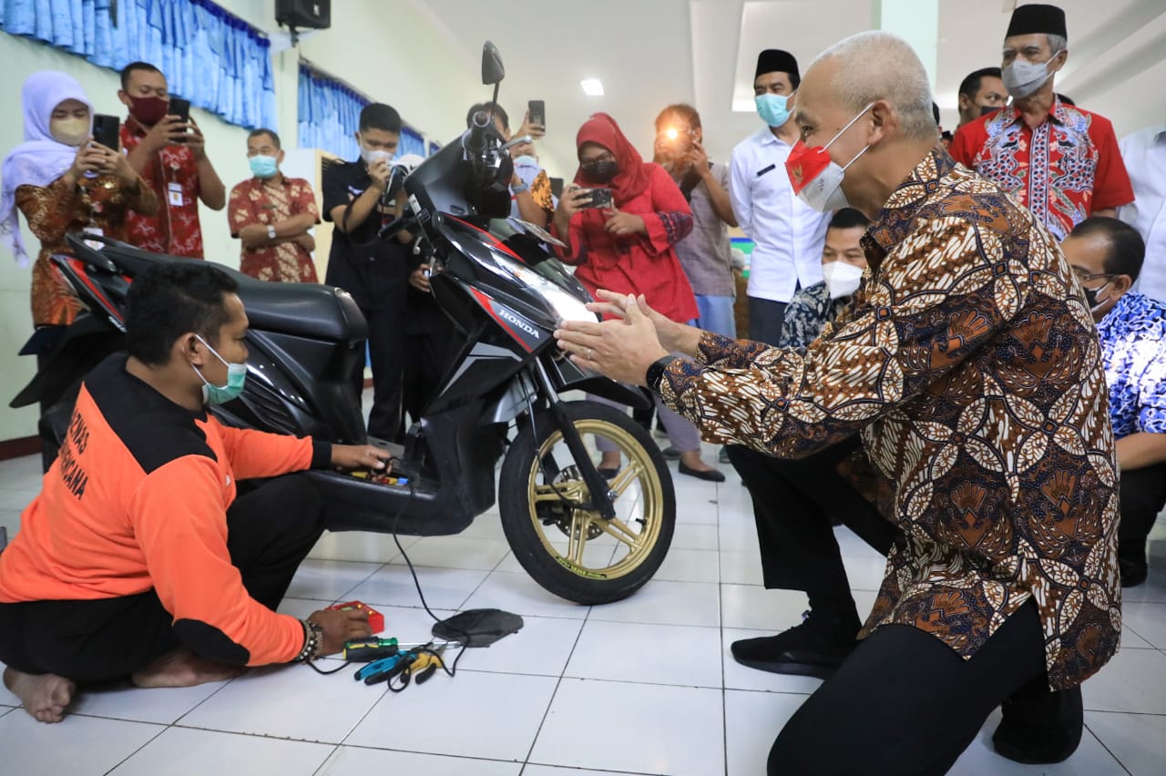 Gubernur Jawa Tengah, Ganjar Pranowo memberi pelatihan keterampilan dengan berdayakan penyandang disabilitas., Rabu (9/3)