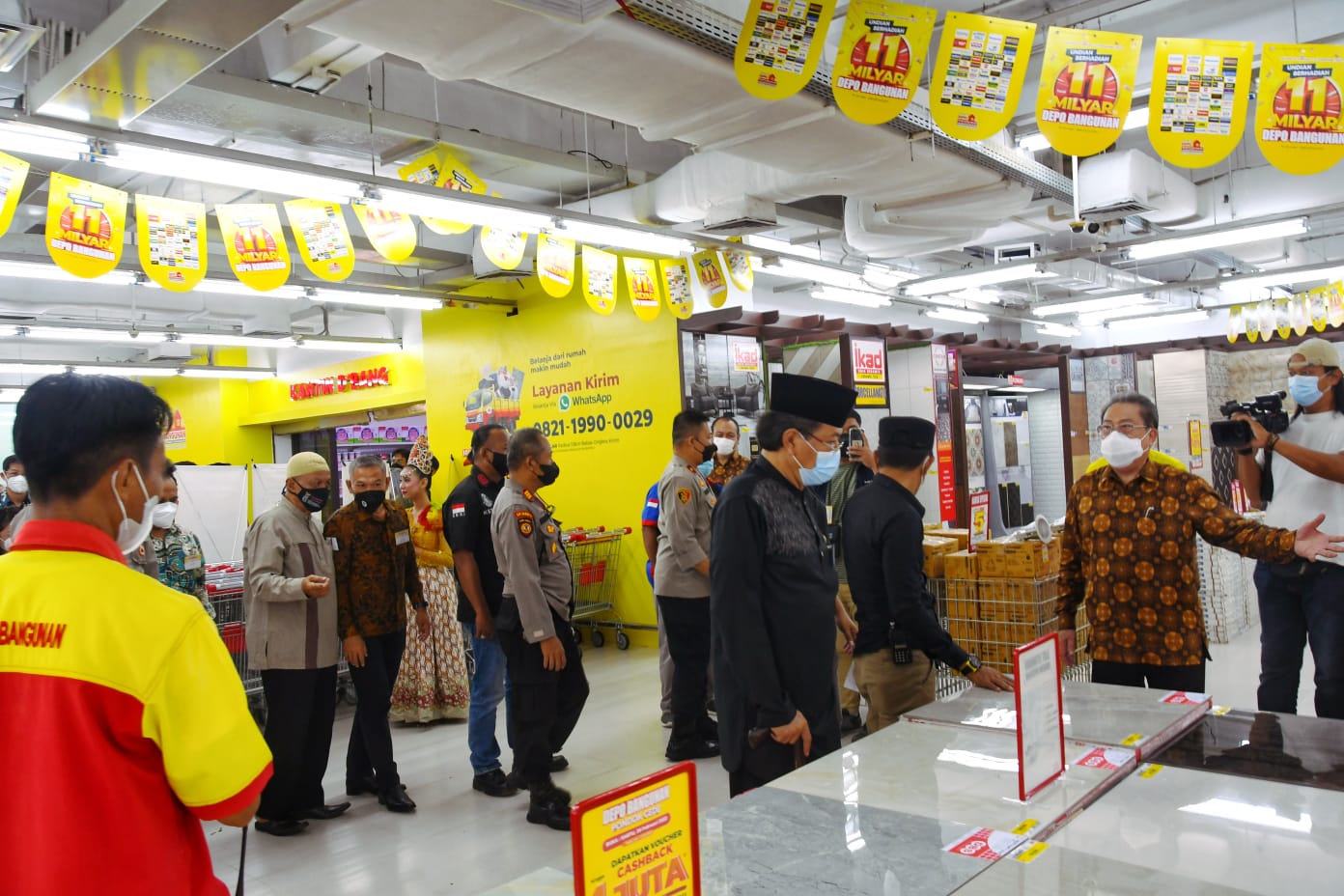 Suasana Grand Opening Depo Bangunan Pondok Gede