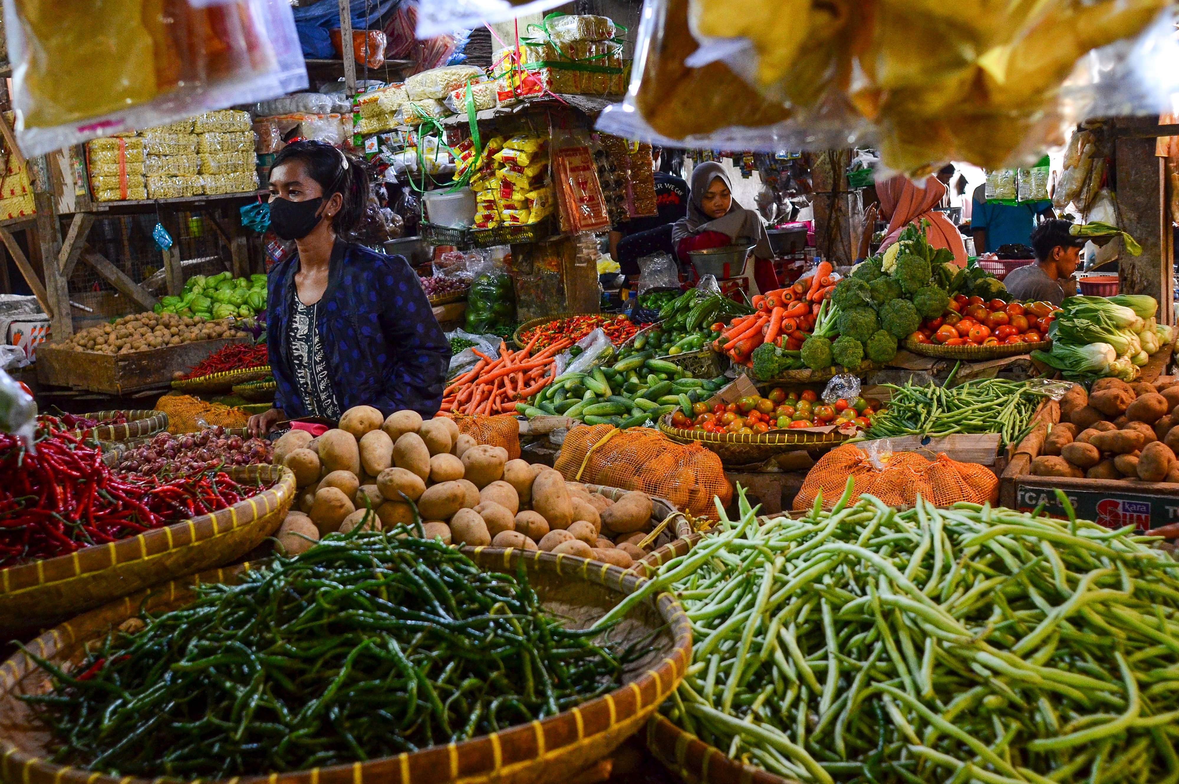 Pedagang melayani pembeli di Pasar Subuh Tradisional, Kabupaten Ciamis, Jawa Barat. Jelang Ramadan harga komoditas pangan mulai naik. 