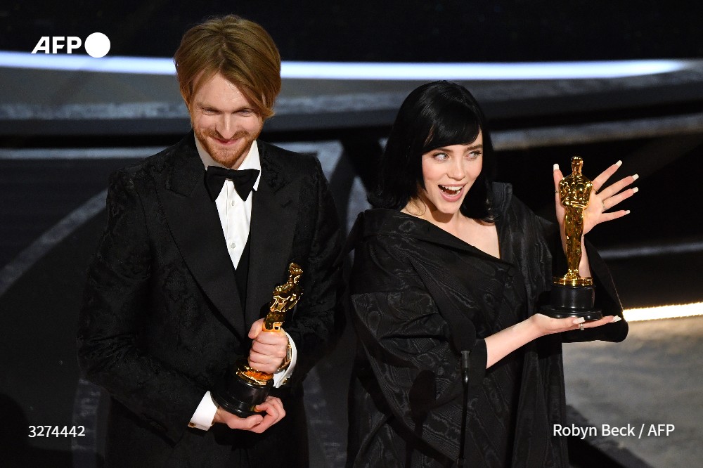 Kakak beradik Finneas dan Billie Eillish terima Oscar perdana mereka untuk Best Original Song. 