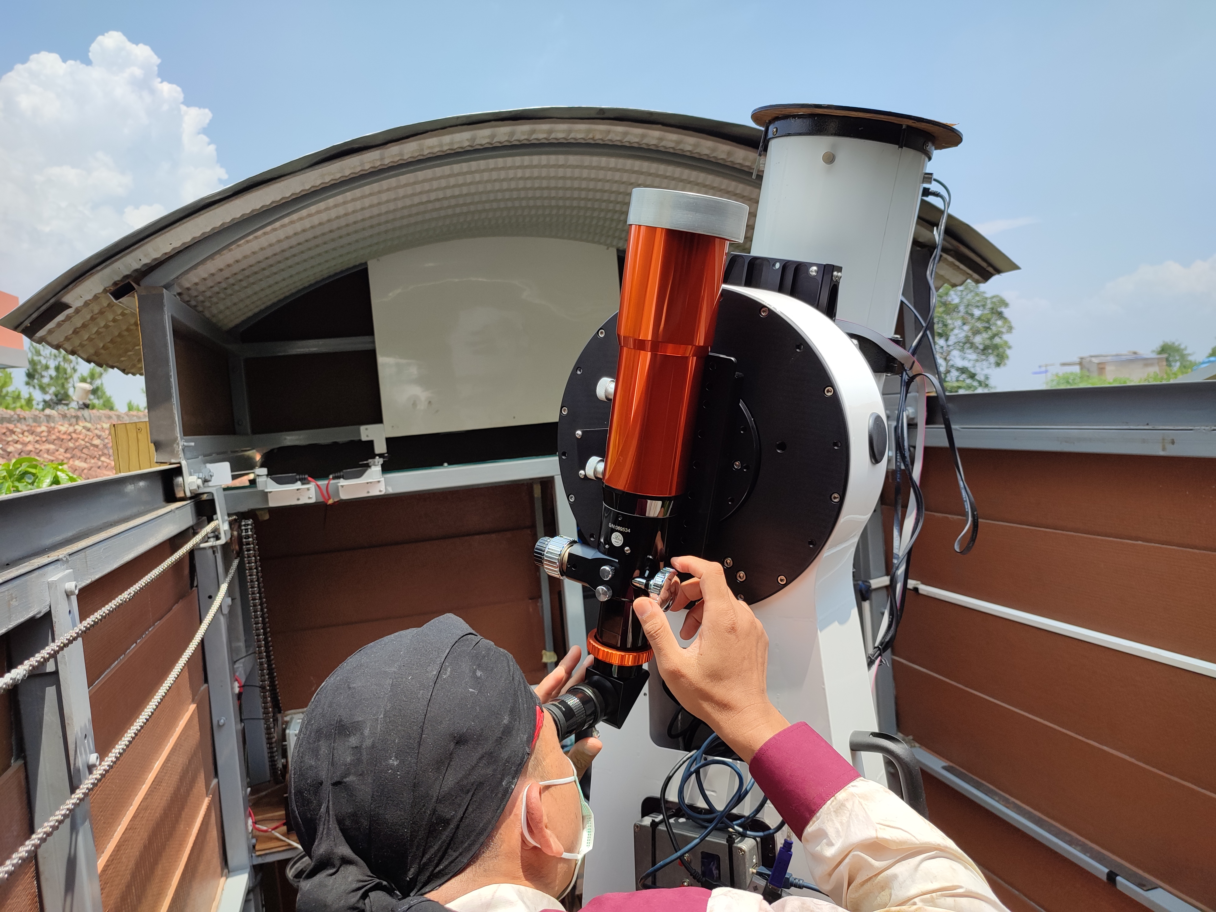 Peneliti astronomi Hendro Setyanto memeriksa teleskop di Observatorium Imah Noong Lembang, Kabupaten Bandung Barat, Kamis, (31/3)