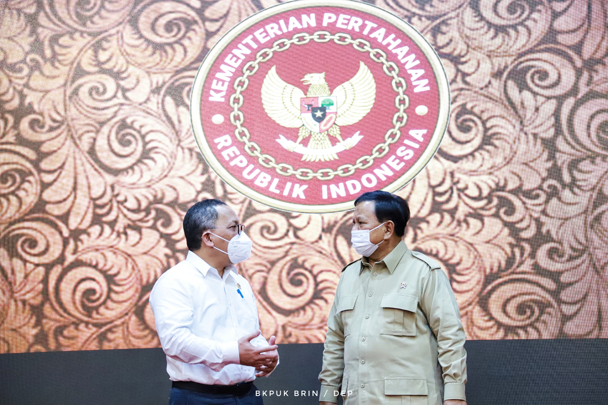 Kepala BRIN Laksana Tri Handoko dan Menteri Pertahanan Prabowo Subianto meneken MoU kerja sama riset dan inovasi.