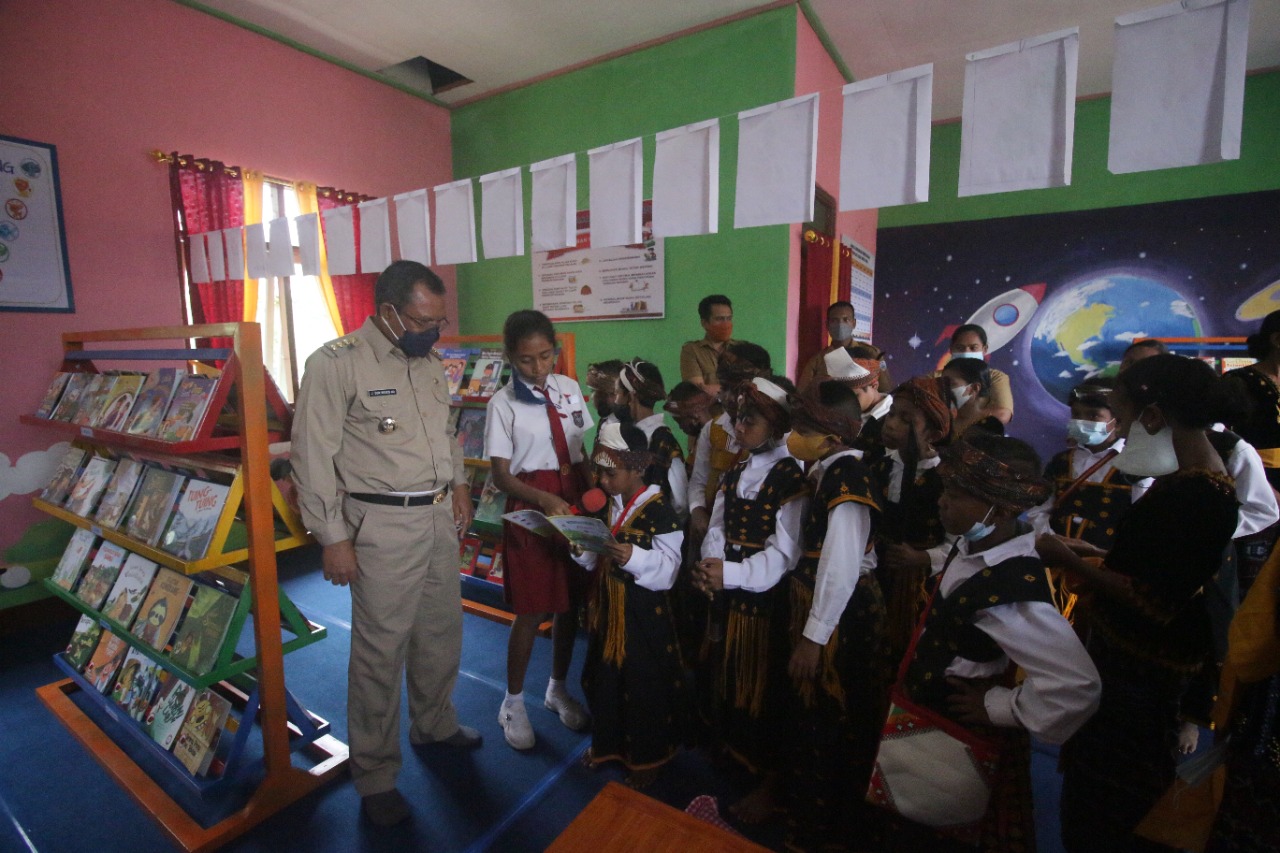 Bupati Nagekeo Johanes Don Bosco Do berbincang dengan siswa SD di Taman Baca Pelangi