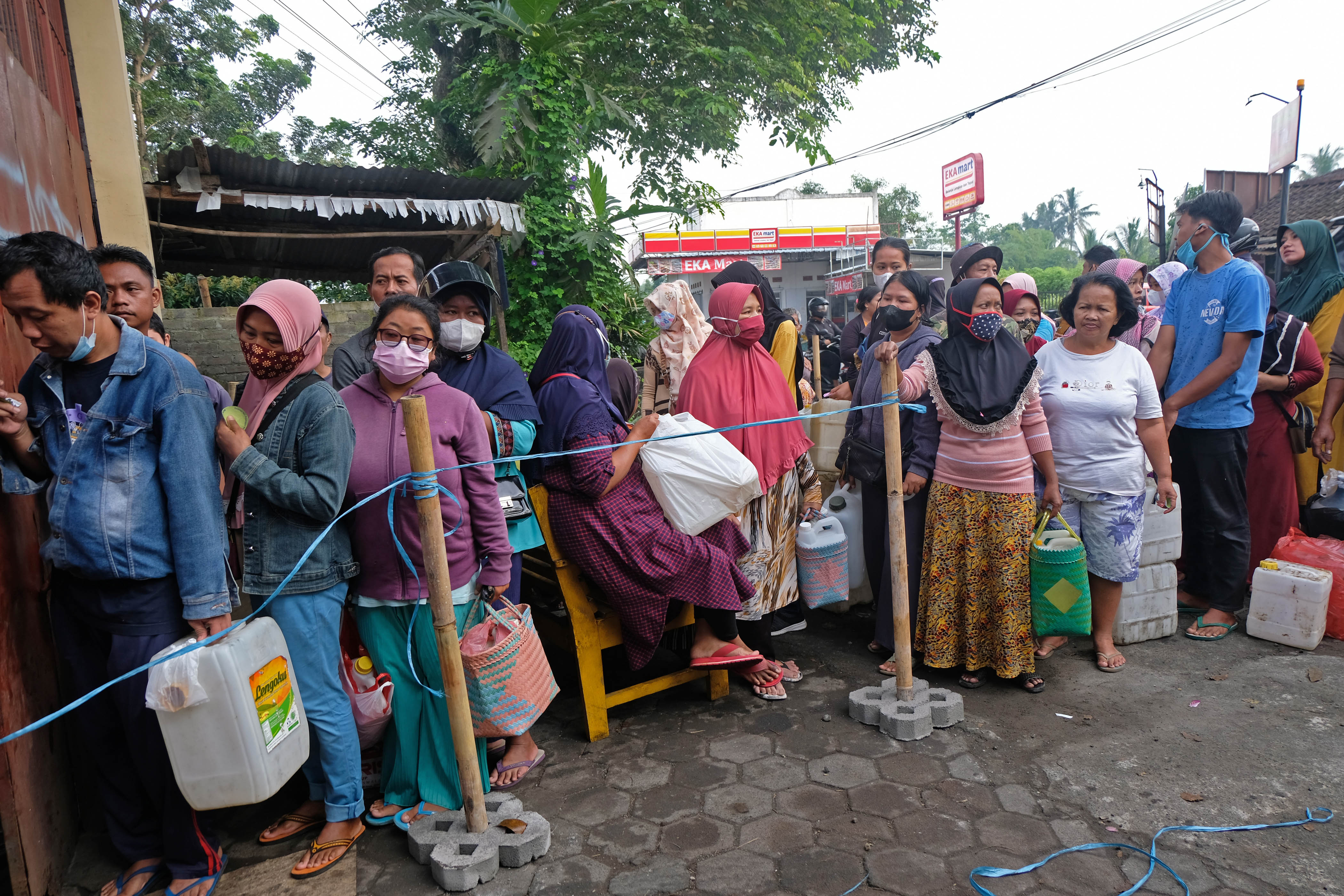 Warga antre membeli minyak goreng curah di sebuah agen penjualan minyak goreng di Tamanagung, Muntilan, Magelang, Jawa Tengah, Kamis (24/3).